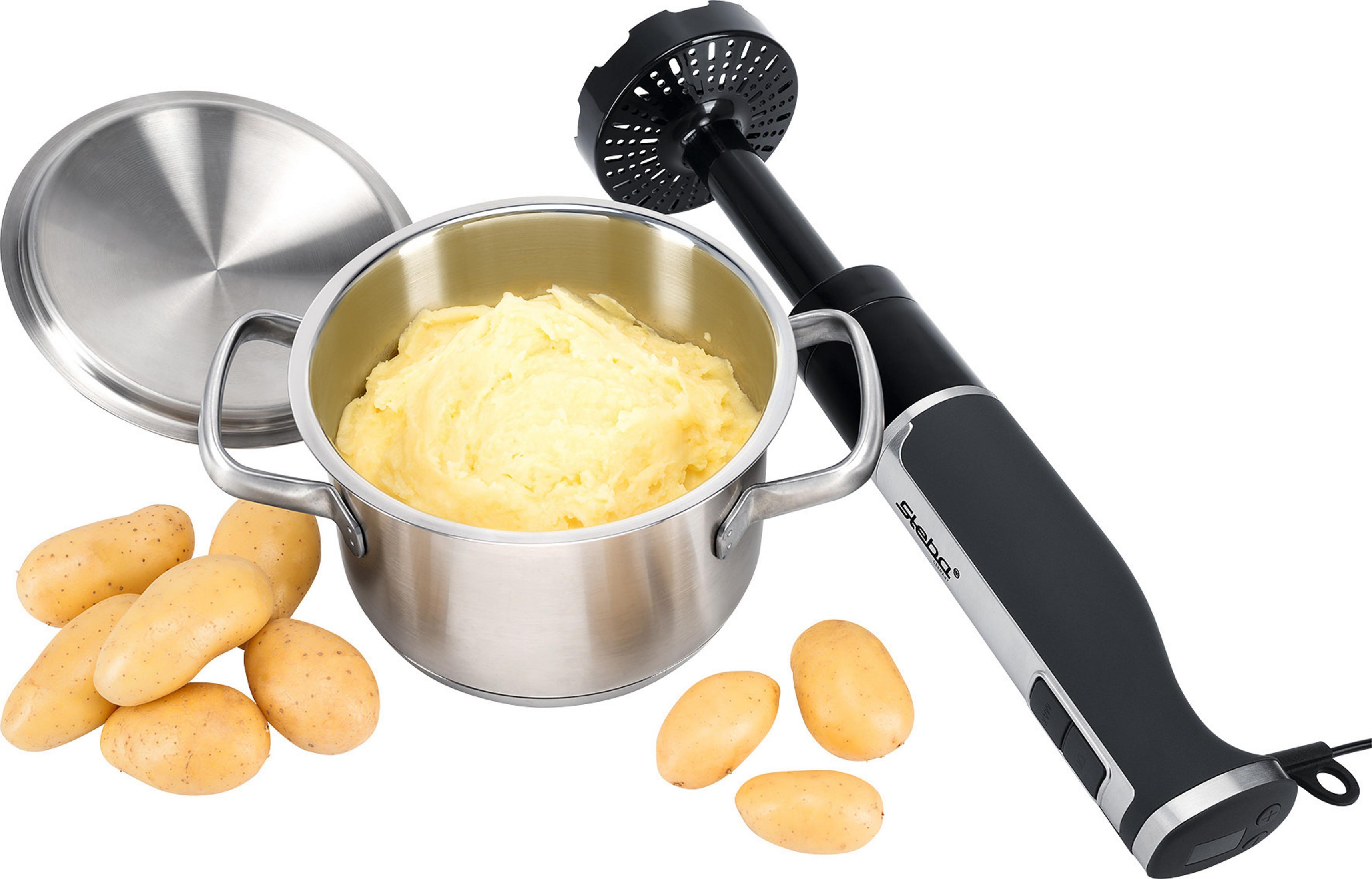 Una pentola in acciaio inossidabile con purè di patate, patate e un frullatore a immersione.