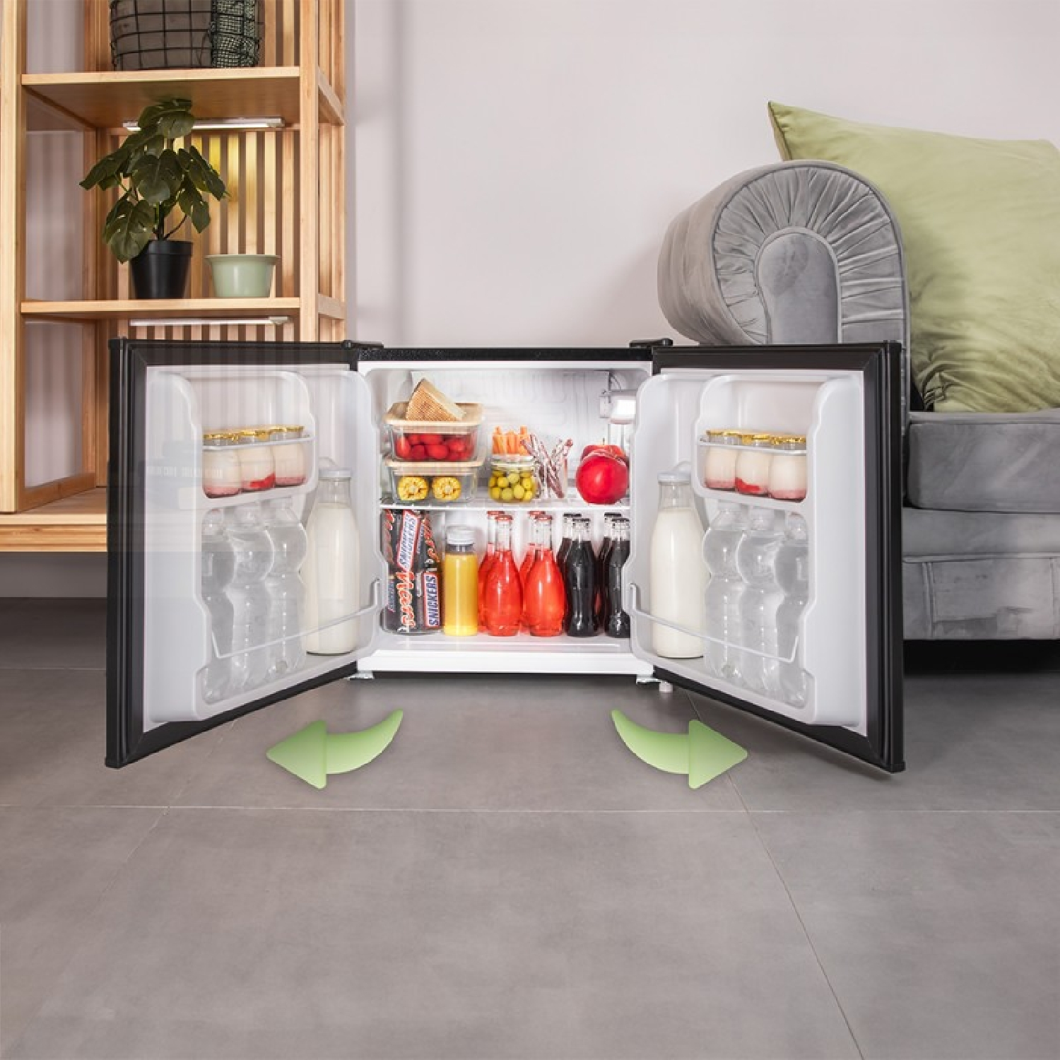 Ein kleiner Kühlschrank mit Lebensmitteln und Getränken, mit grünen Pfeilen auf die geöffneten Türen.
