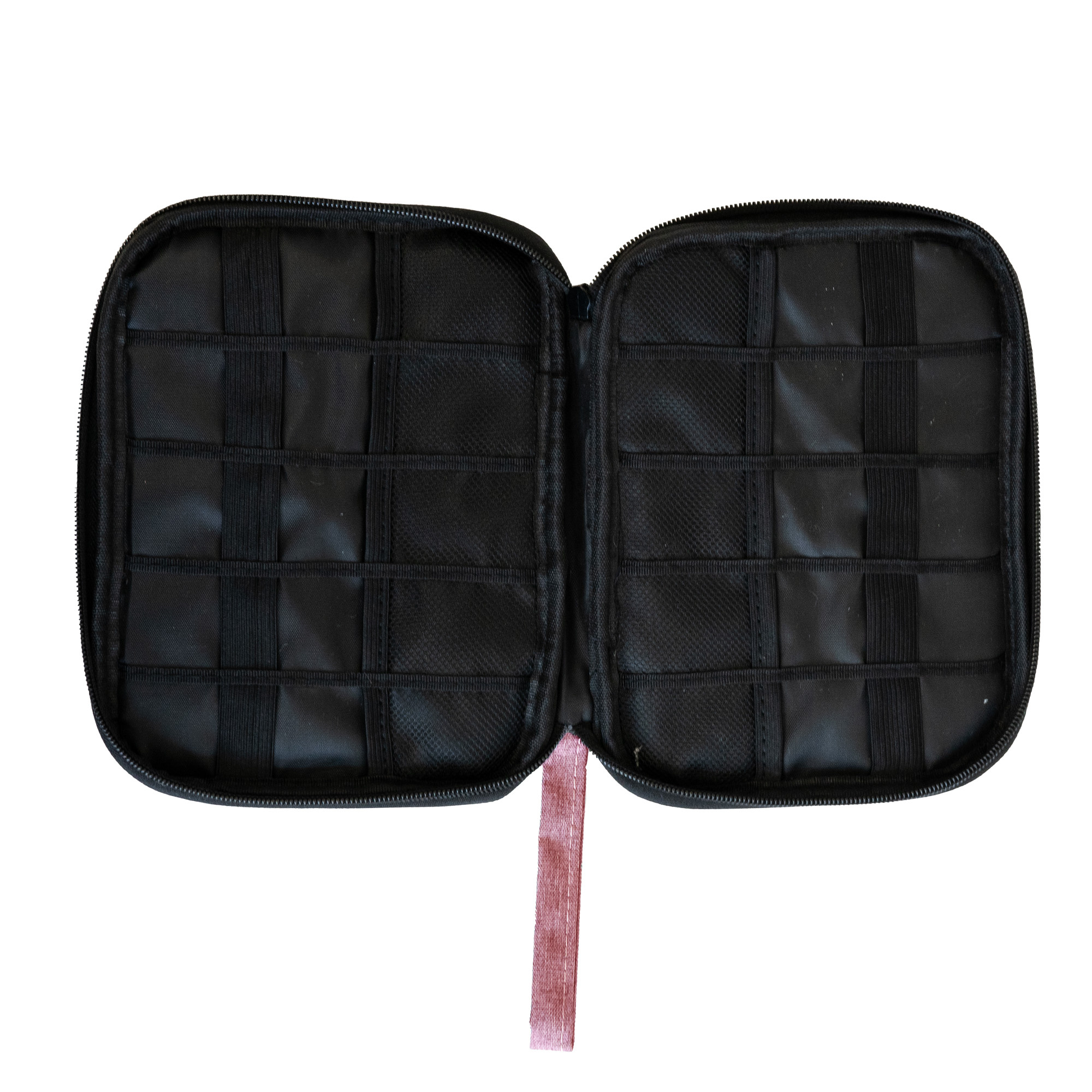 Geöffnete schwarze Reisetasche. Der Innenraum hat viele kleine Fächer zur Aufbewahrung.