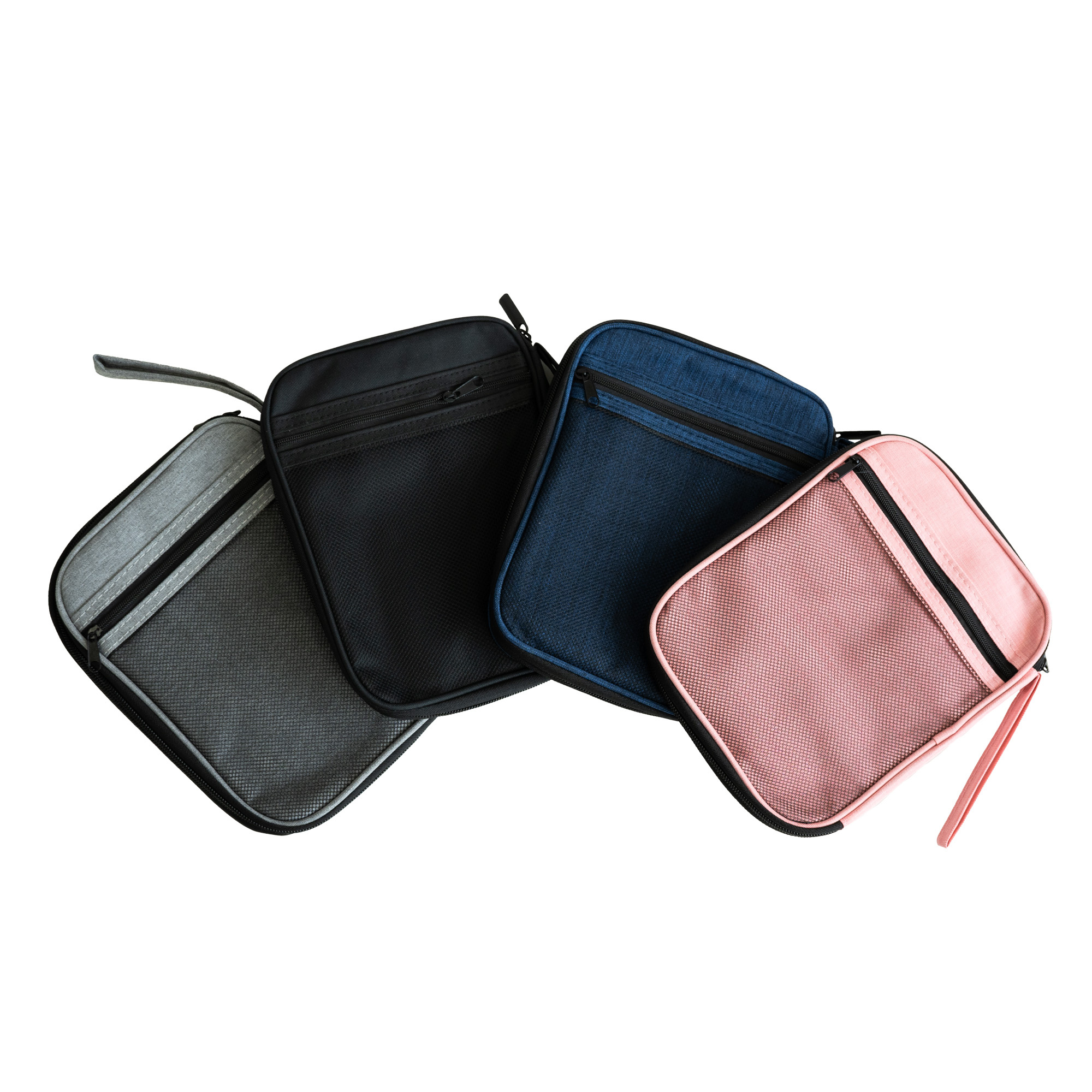 Vier Reiseetuis in verschiedenen Farben: grau, schwarz, blau und rosa. Weißer Hintergrund.