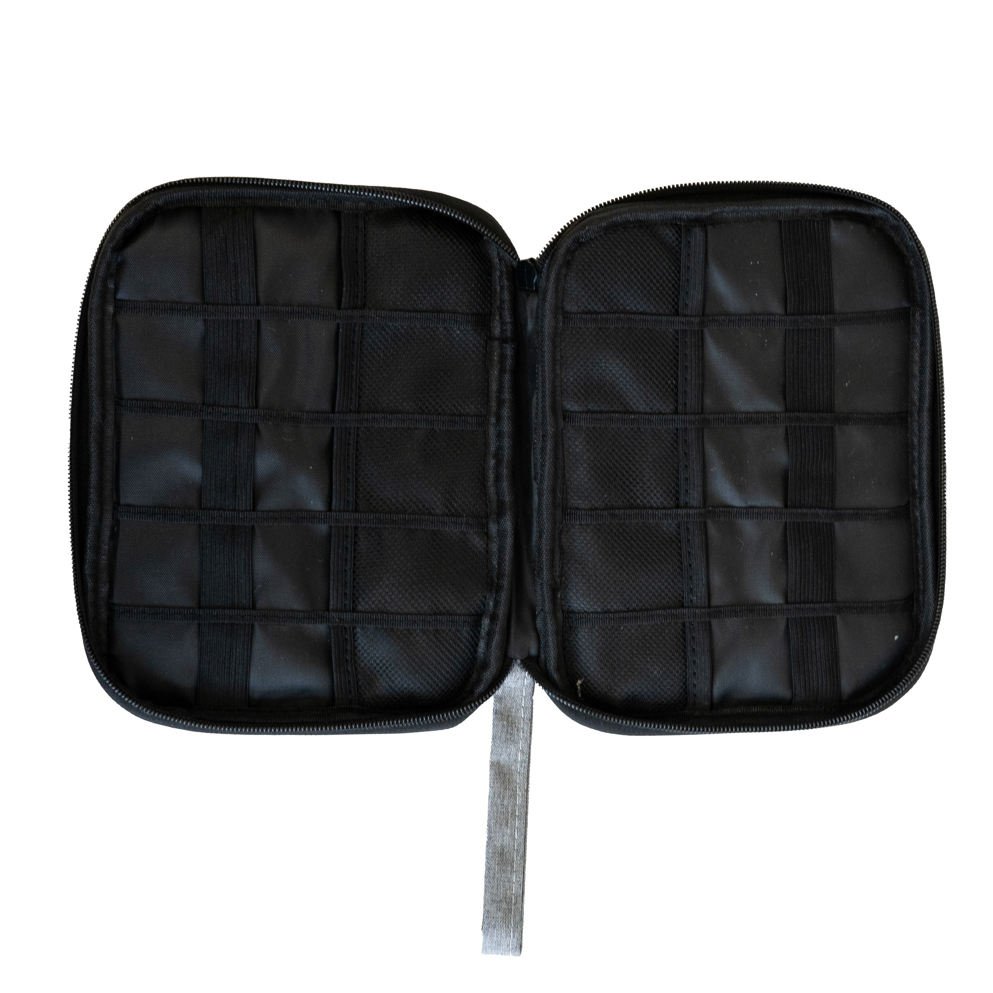 Geöffnete schwarze Reisetasche. Sie hat einen schwarzen Reißverschluss und mehrere elastische Fächer.