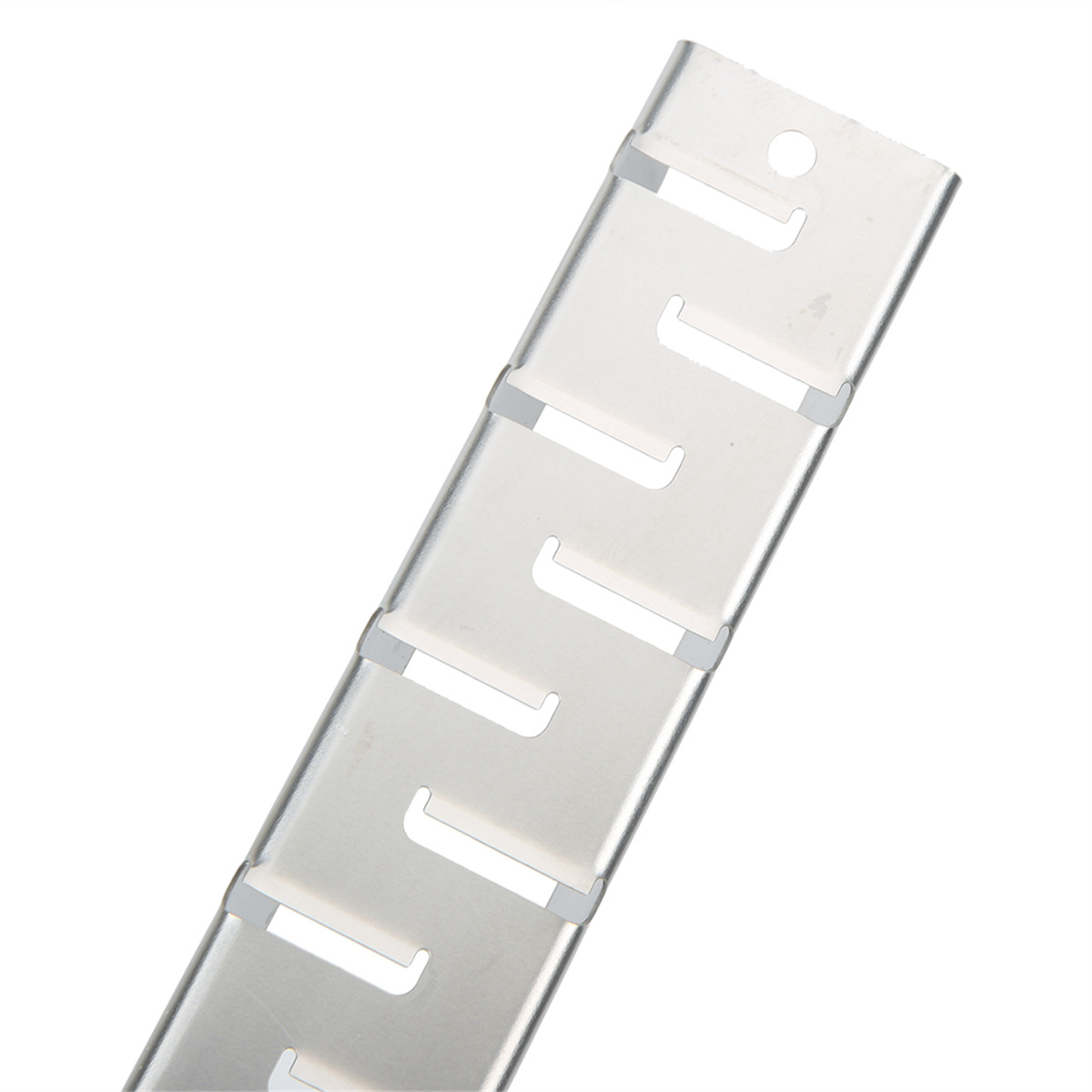 Ein langer Metallstreifen mit gleichmäßig verteilten Aussparungen. Glänzende Oberfläche.