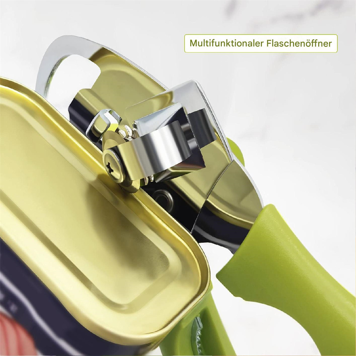 Dosenöffner mit grünem Griff. Goldene Dose ist geöffnet. Weißer Hintergrund.