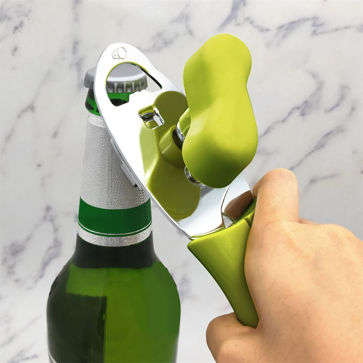 Eine Hand benutzt einen grünen Flaschenöffner, um eine Bierflasche zu öffnen. Der Öffner ist chromfarben und grün.