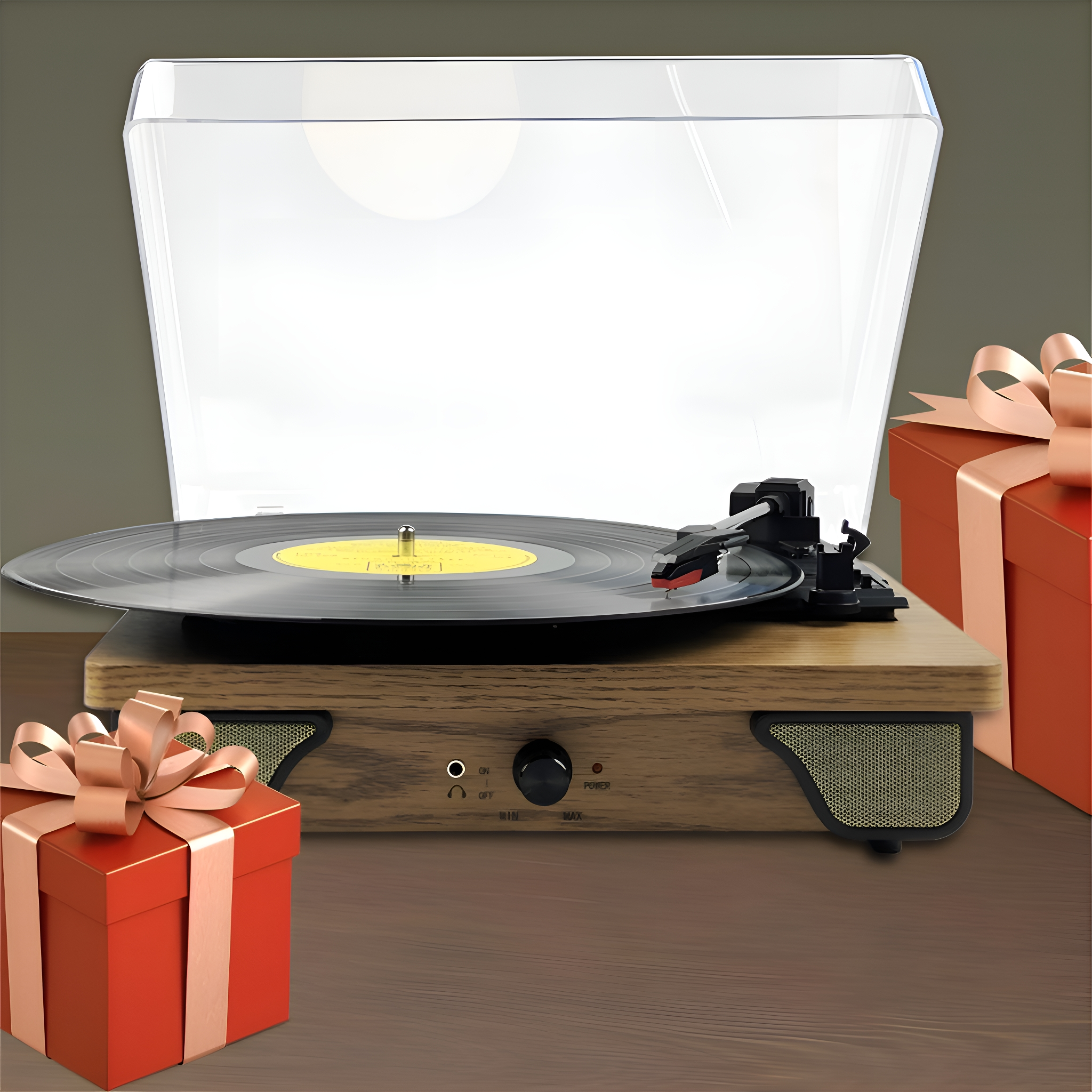 Ein hölzerner Plattenspieler mit klarer Abdeckung, mit einer Vinylplatte darauf und Geschenkboxen darum herum.