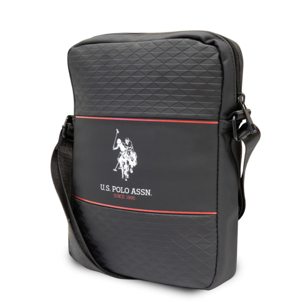 Eine schwarze US Polo Assn. Tasche mit weißem Logo und roten Streifen. Sie hat einen Schultergurt und steht auf weißem Untergrund.