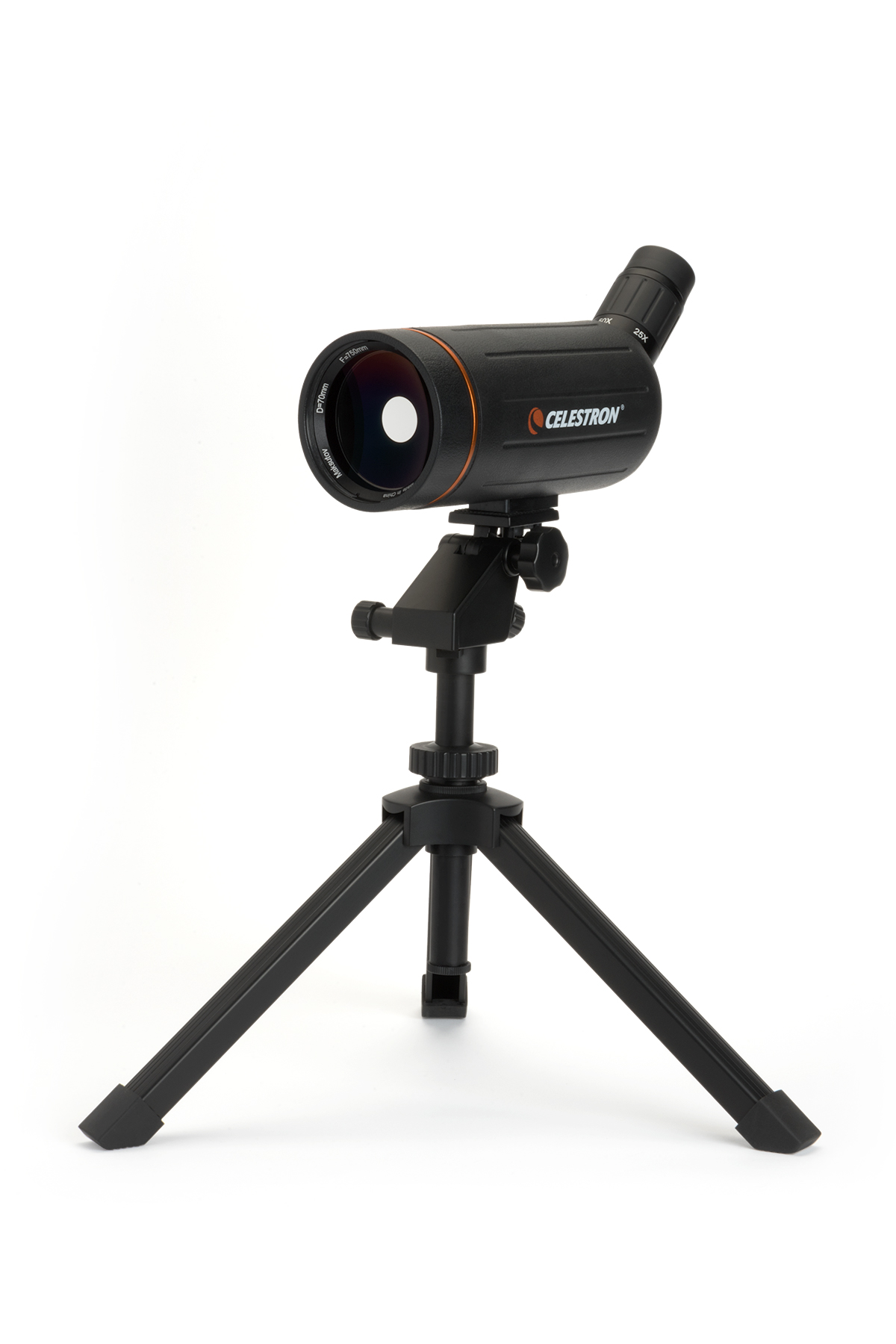 Schwarzes und oranges Celestron Spektiv auf einem schwarzen Stativ, weißer Hintergrund.