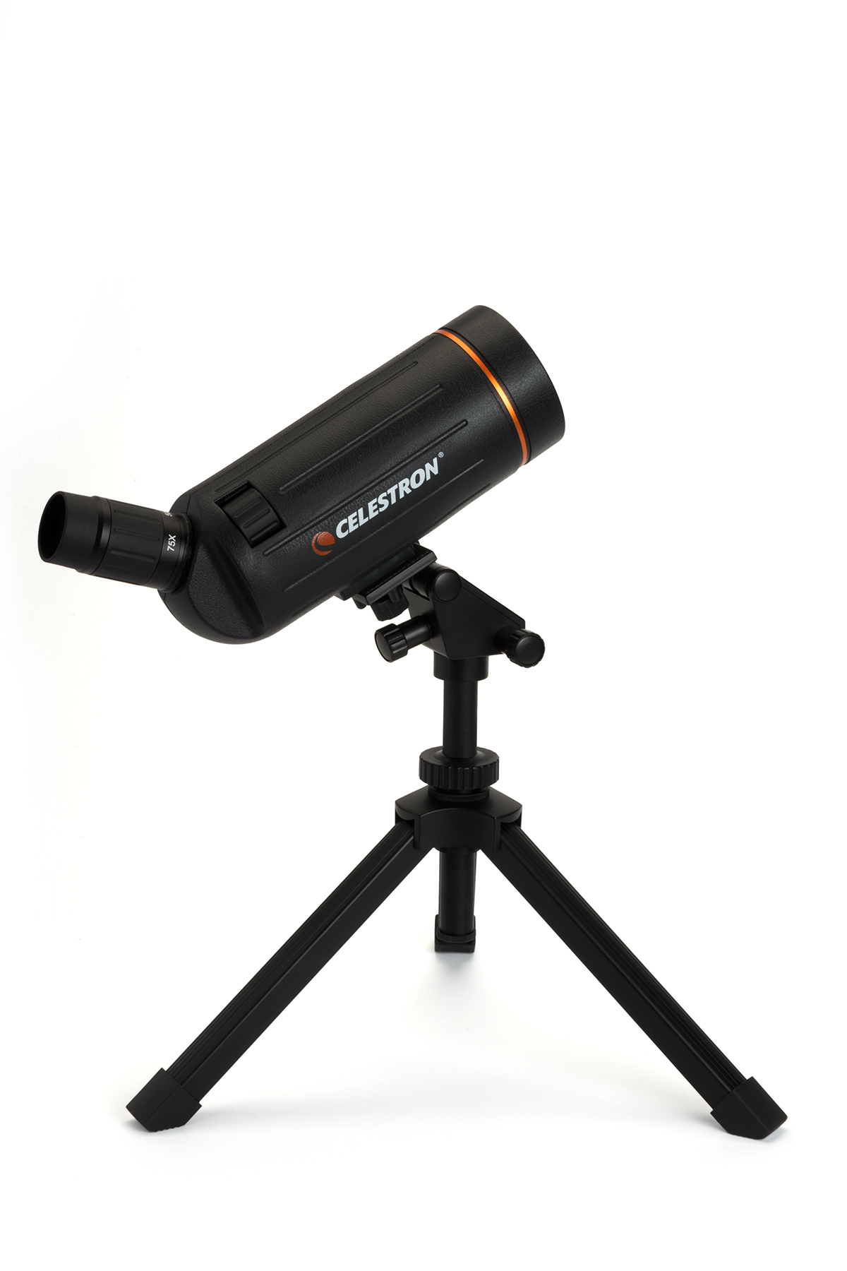 Ein schwarzes Teleskop auf einem Stativ vor weißem Hintergrund. Das Teleskop hat einen orangen Ring.