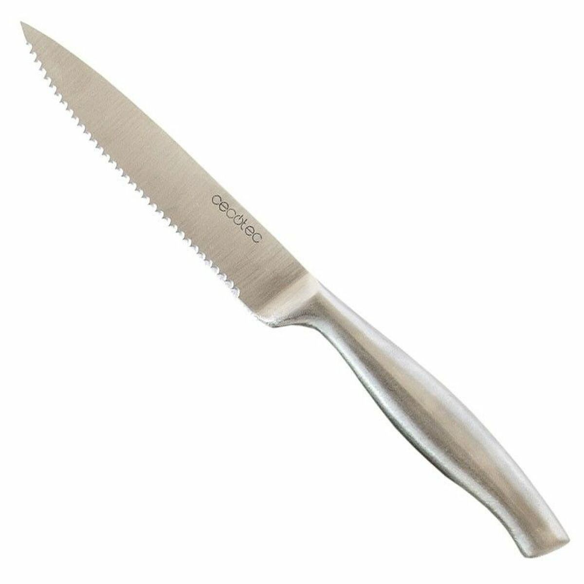 Ein gezahntes Edelstahlmesser mit silbernem Griff, isoliert auf Weiß.