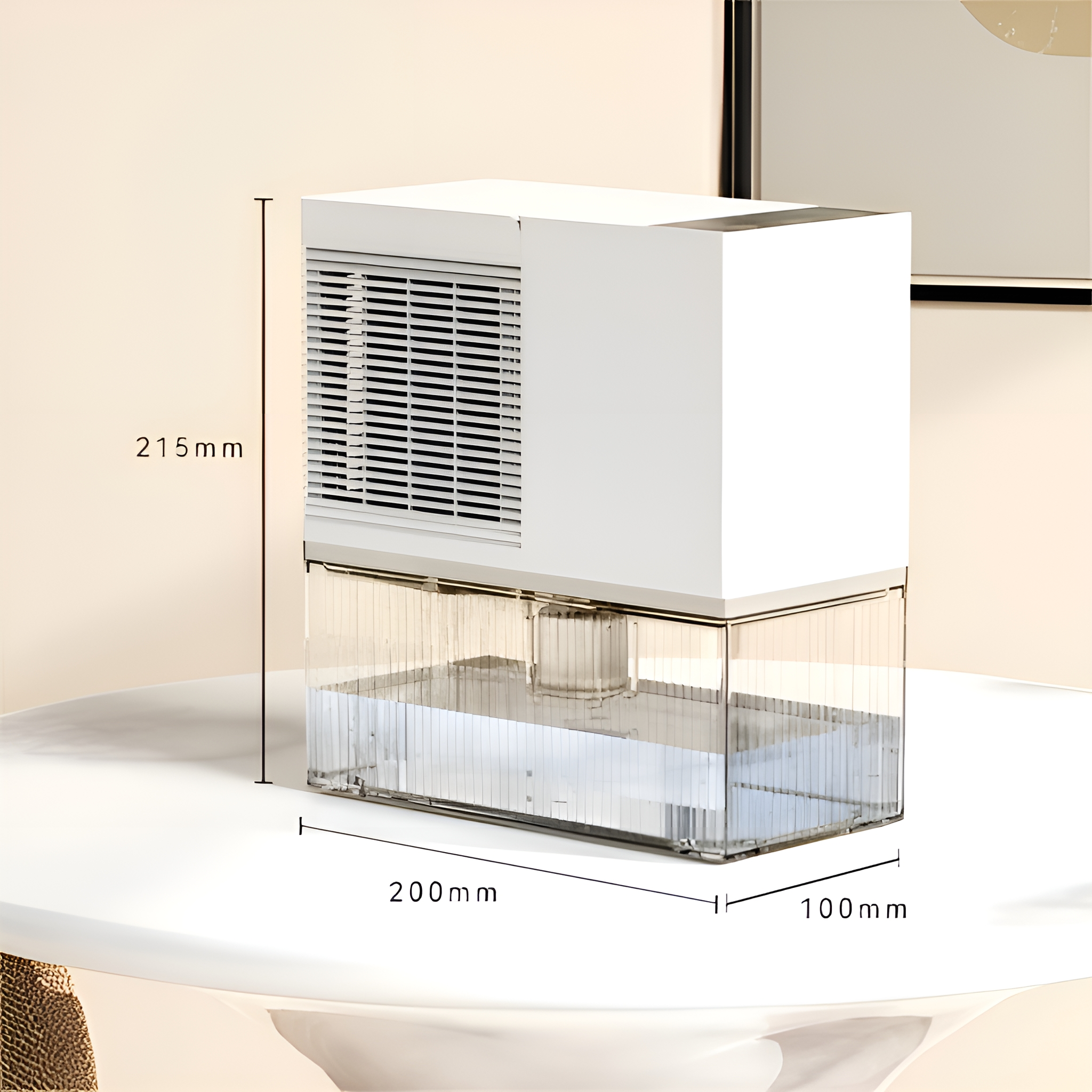 Weißer Luftreiniger mit transparentem Wassertank auf einem weißen Tisch. Abmessungen: 215 mm, 200 mm, 100 mm.