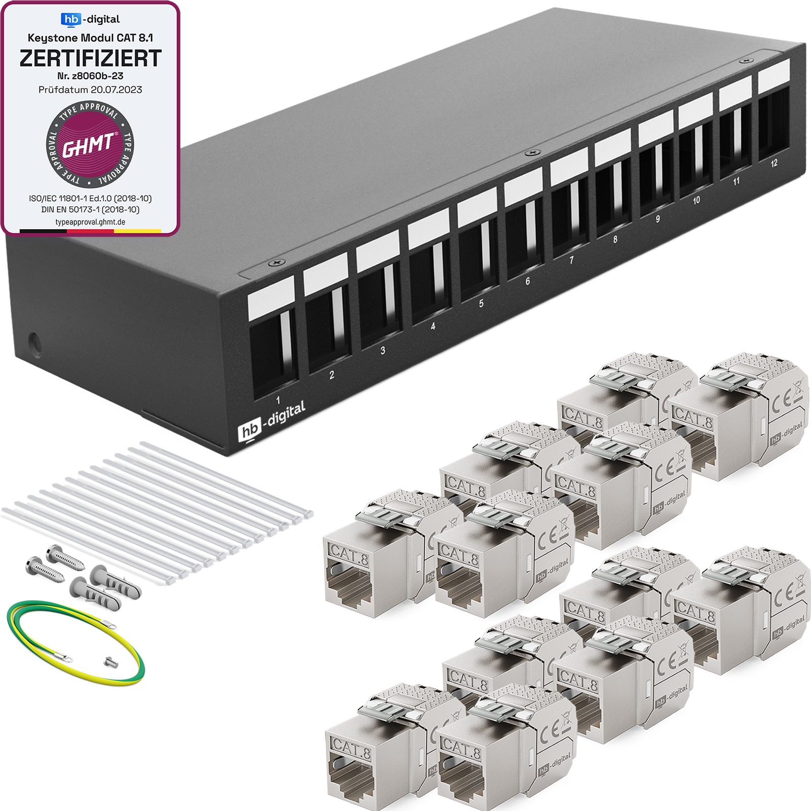 Schwarzes Patchpanel mit Steckern und Zubehör. Weißer Hintergrund.