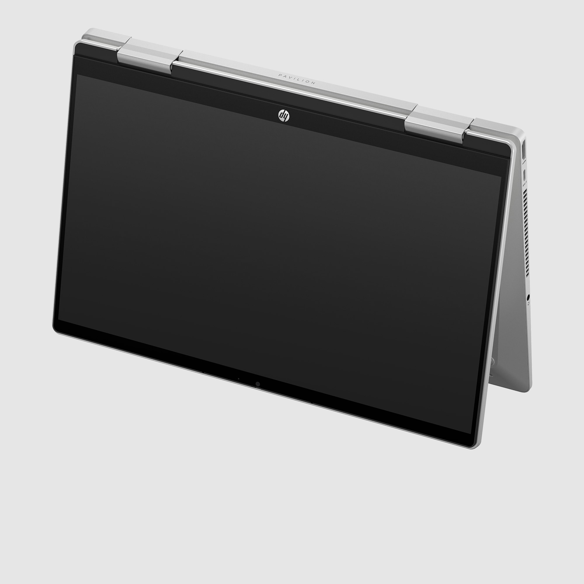 Ein silberner Laptop mit schwarzem Bildschirm, der in einem Winkel geöffnet ist, vor hellgrauem Hintergrund.