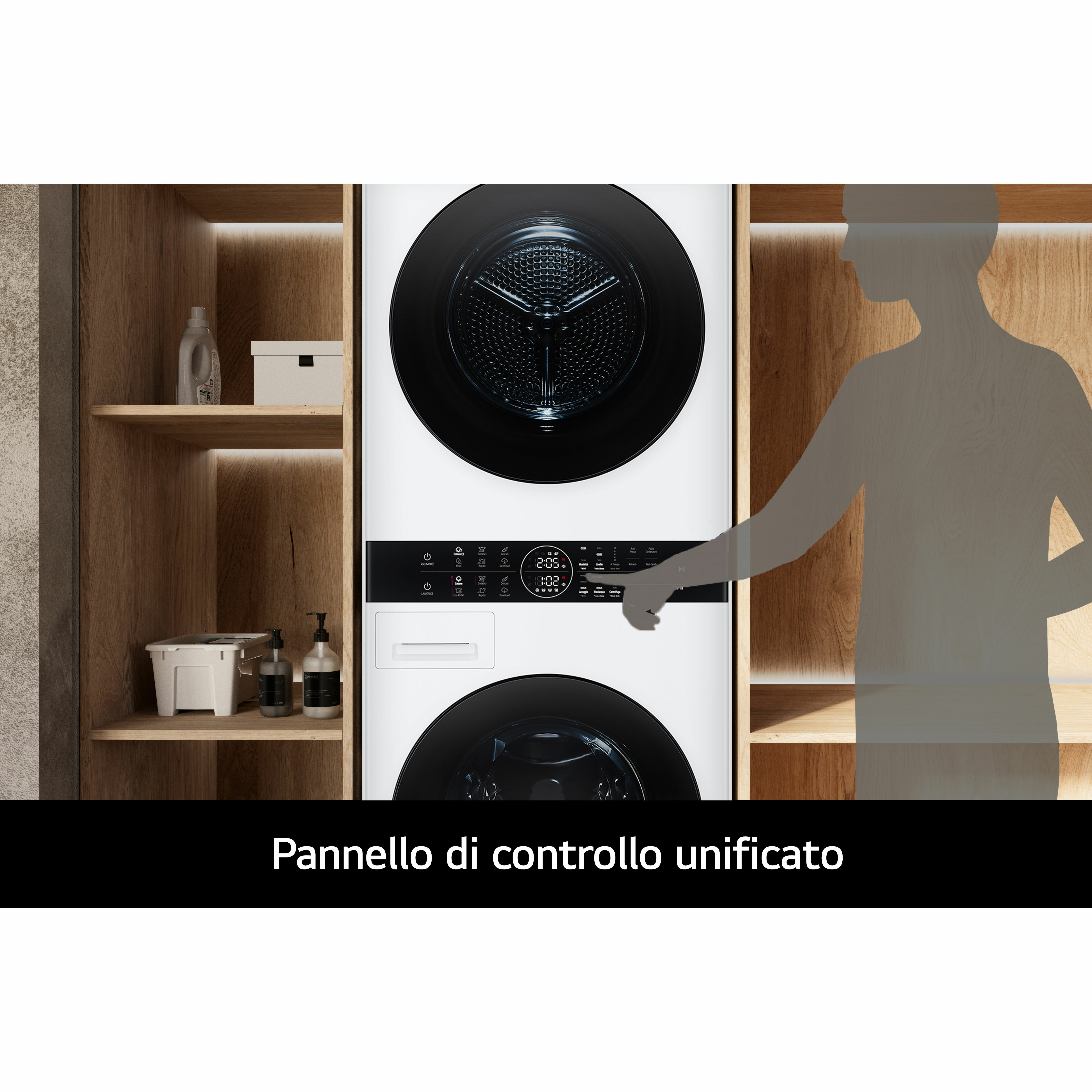 Persona señalando el panel de control de una lavadora en un armario de madera. La máquina es blanca.