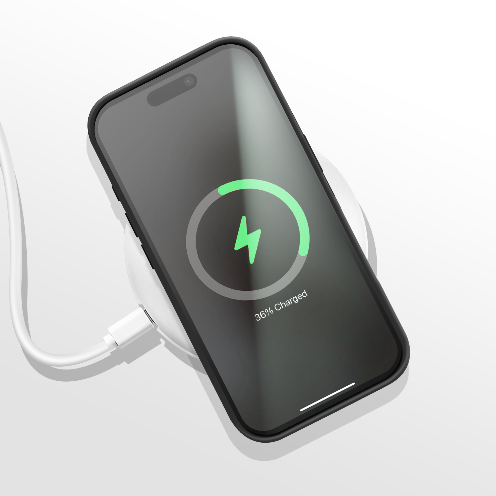 Een telefoon die draadloos oplaadt. Het scherm toont een oplaadsymbool. Telefoon in een zwart hoesje.
