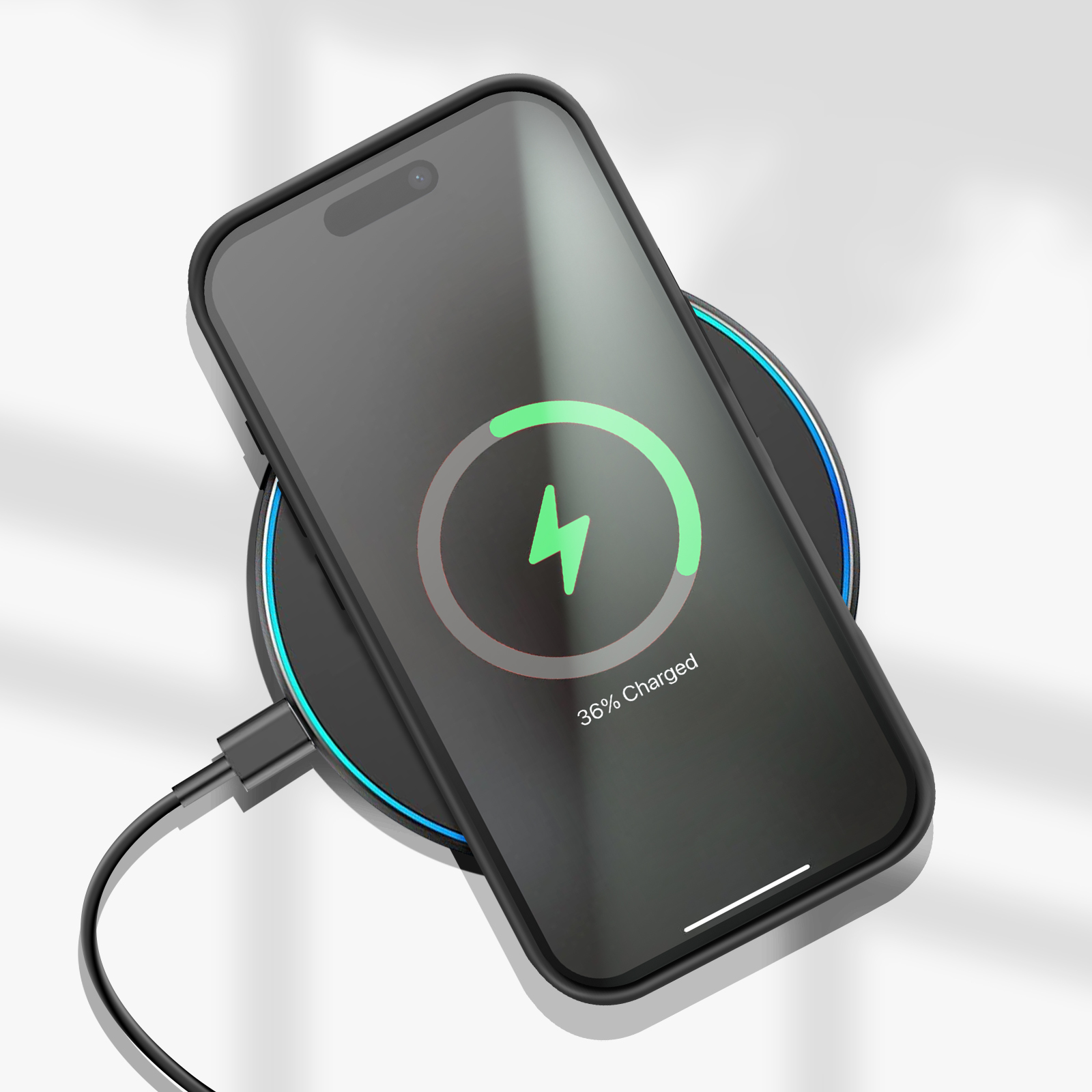 Schwarzes iPhone, das kabellos auf einem schwarzen Ladepad geladen wird. Ein Blitz zeigt das Laden an.