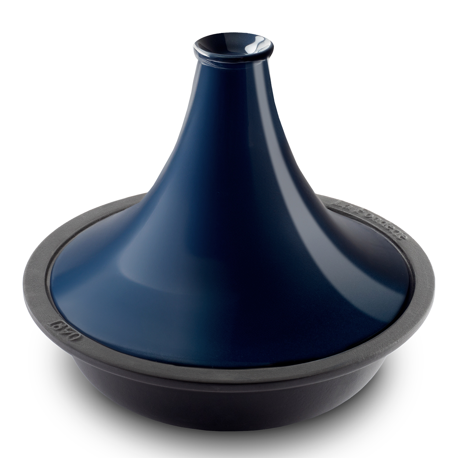 Pentola tagine blu scuro con coperchio conico. Il tagine è su una base grigia su sfondo bianco.