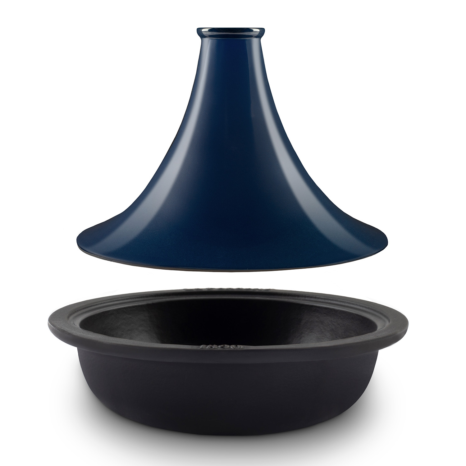Una pentola tagine blu scuro con il coperchio staccato. Viene mostrata anche una base per pentola tagine nera.