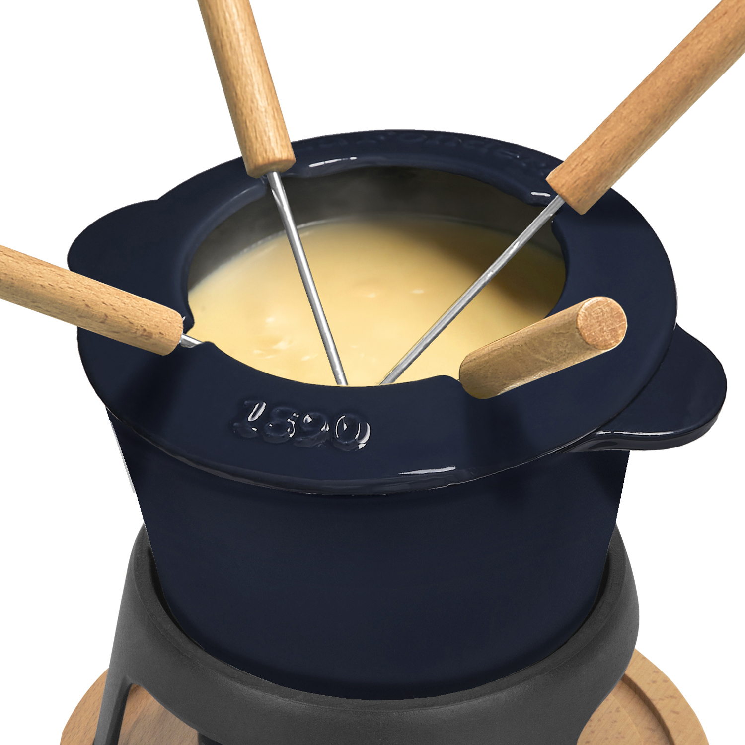 Fondue-Topf mit Gabeln, gefüllt mit Käse, auf einem Holzsockel.