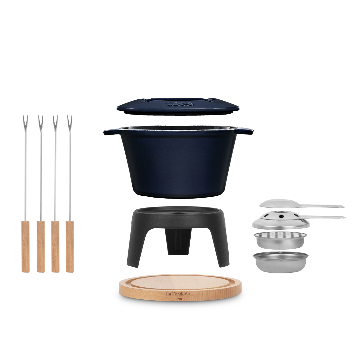 Ein zerlegtes Fondue-Set. Enthält einen Topf, einen Ständer, einen Brenner, Gabeln und einen Holzsockel.