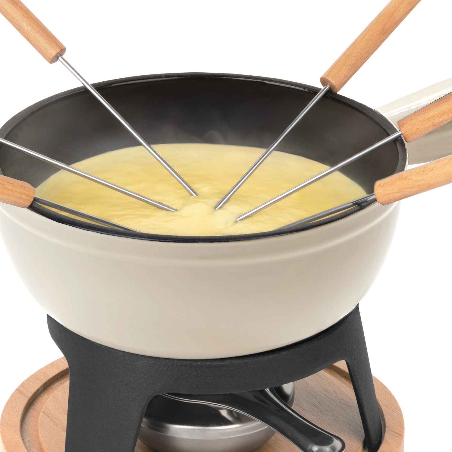 Una pentola per fonduta con formaggio fuso e diverse forchette. È su un supporto e una base di legno.