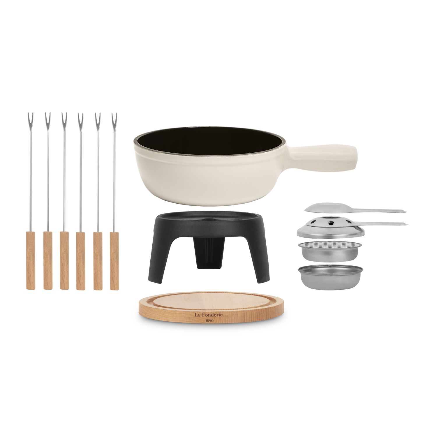 Set per fonduta con pentola color crema, forchette e altri accessori su sfondo bianco. Tagliere in legno.