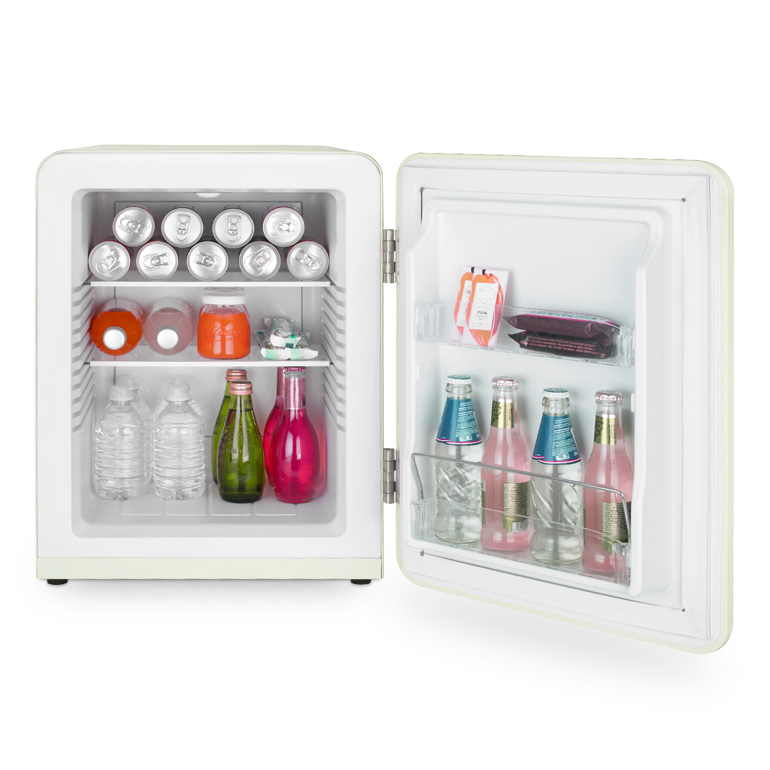 Mini-frigo aperto con bevande. Lattine, bottiglie d'acqua, succo e bibite. Snack sullo scaffale della porta.