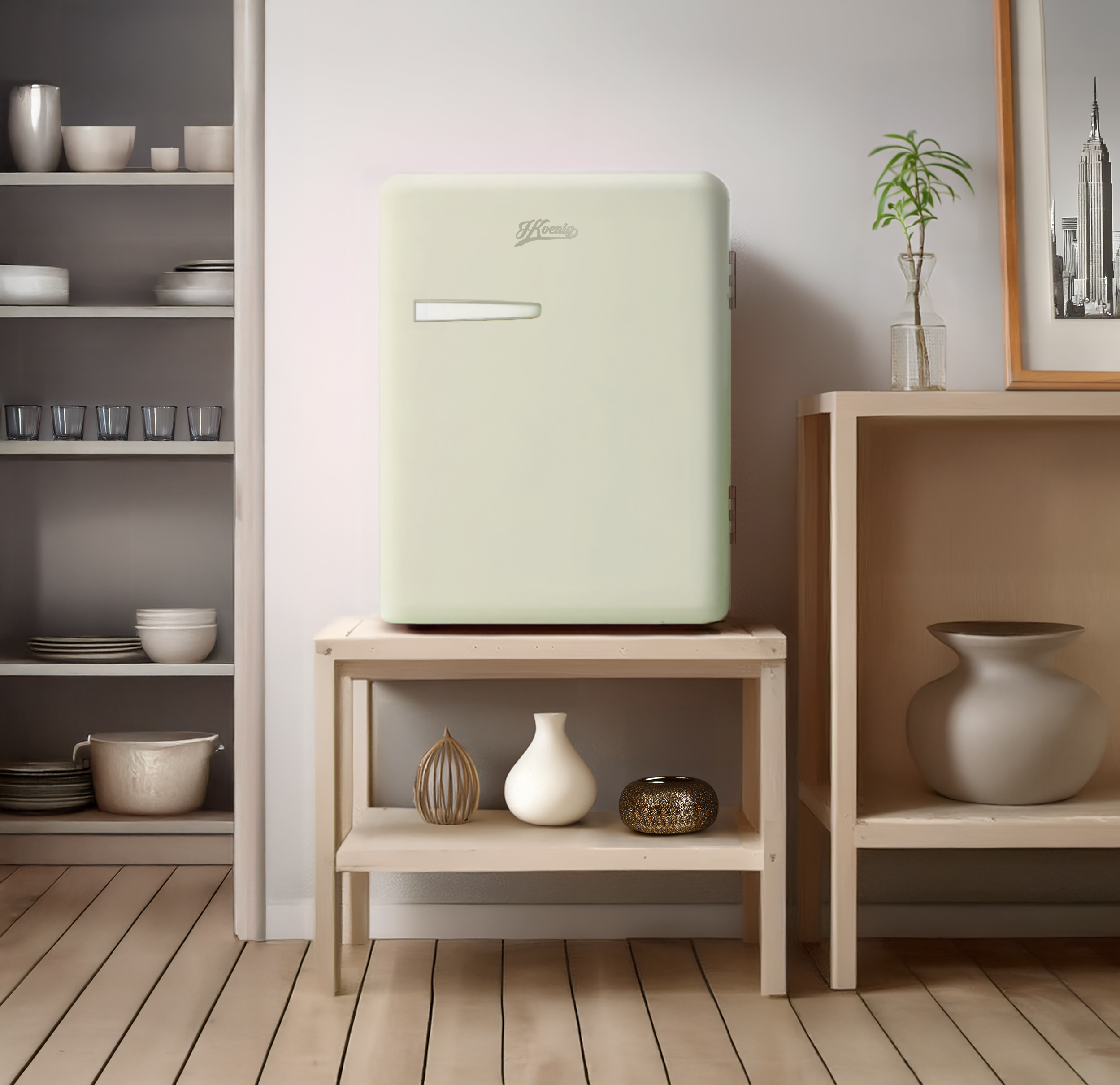 Piccolo frigorifero in stile retrò in una cucina. È verde pallido, su un tavolo di legno.