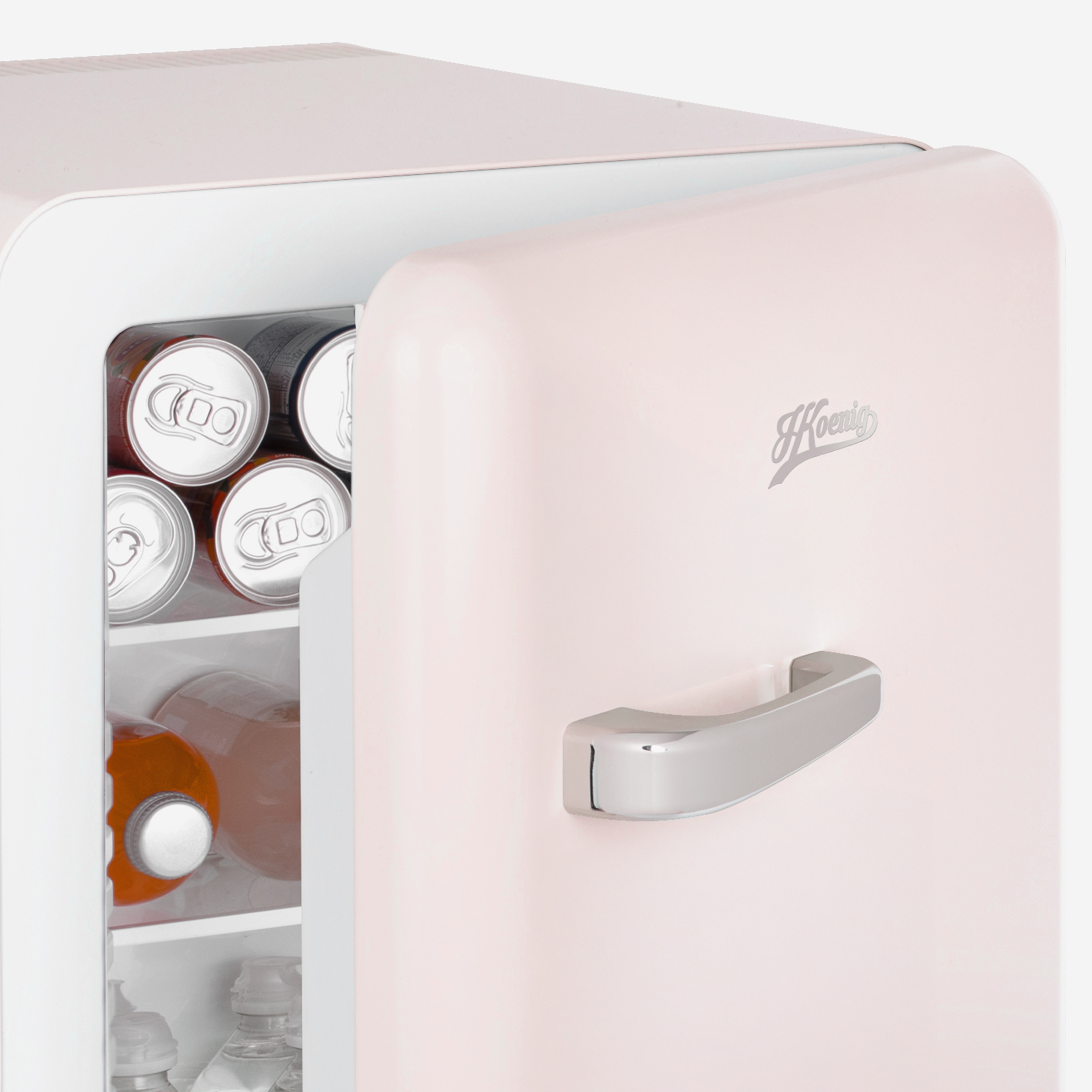 Mini-frigo rosa, porta aperta. Lattine e una bottiglia all'interno. Maniglia argentata, interno bianco.