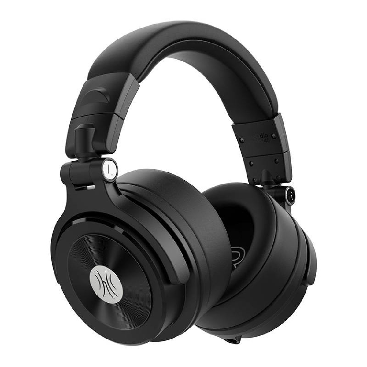 Zwarte koptelefoon, over-ear design, close-up, studiolicht, zwarte achtergrond.