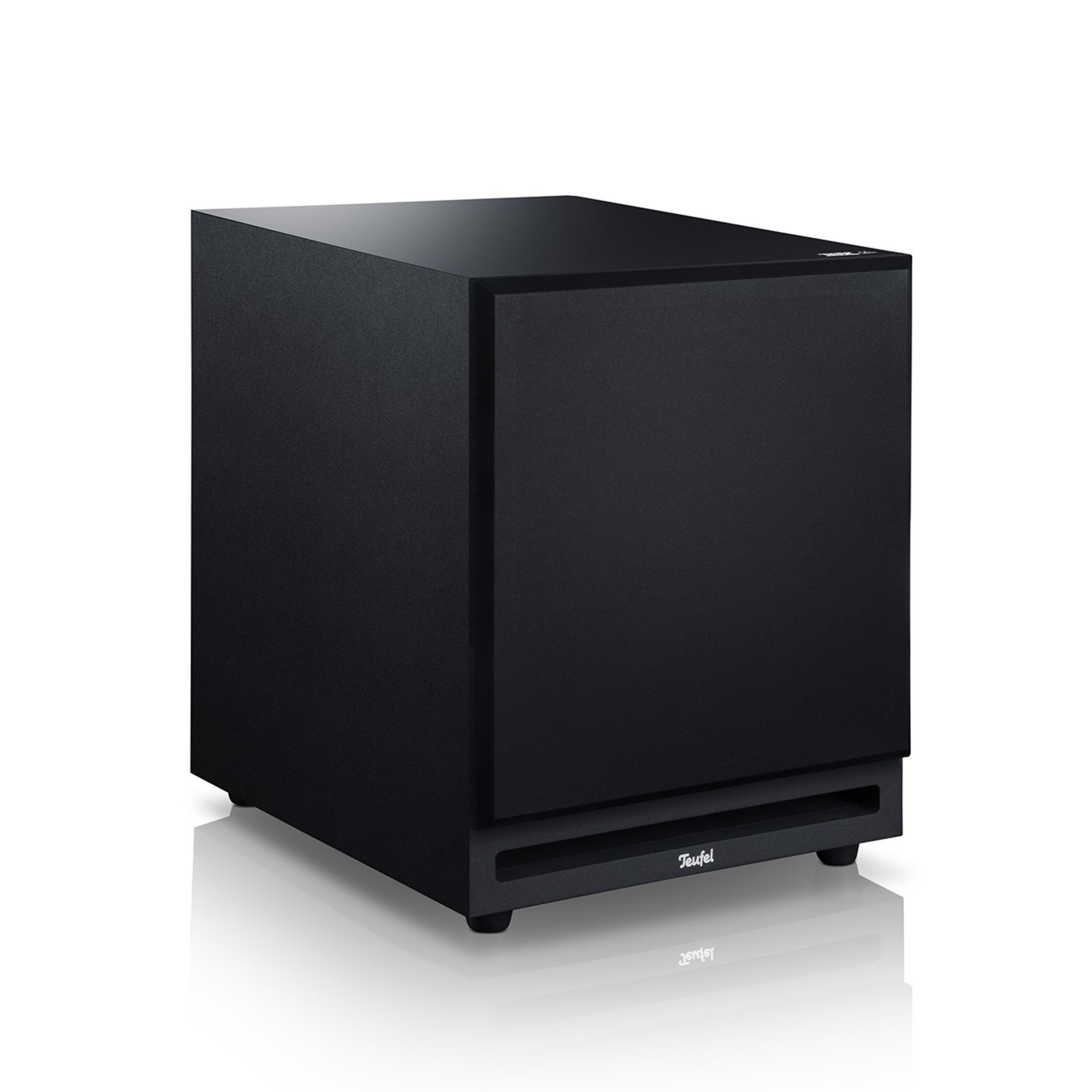 Schwarzer Subwoofer auf weißem Hintergrund. Es hat ein Teufel-Logo auf der Vorderseite.