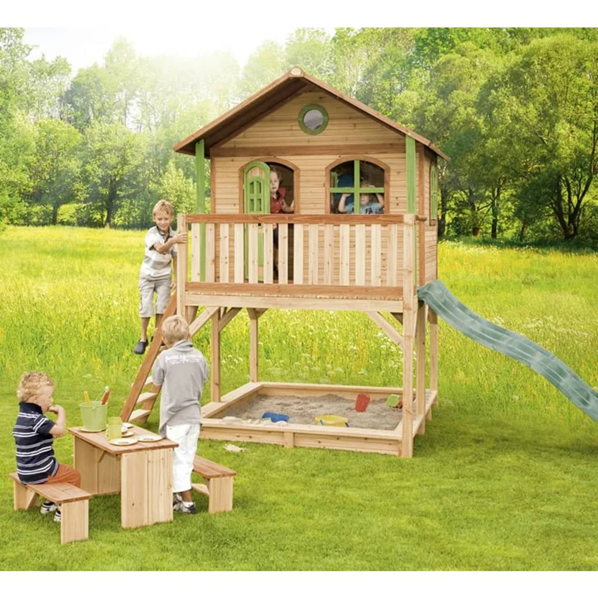 Spielplatz aus Holz mit Rutsche, Sandkasten und spielenden Kindern.