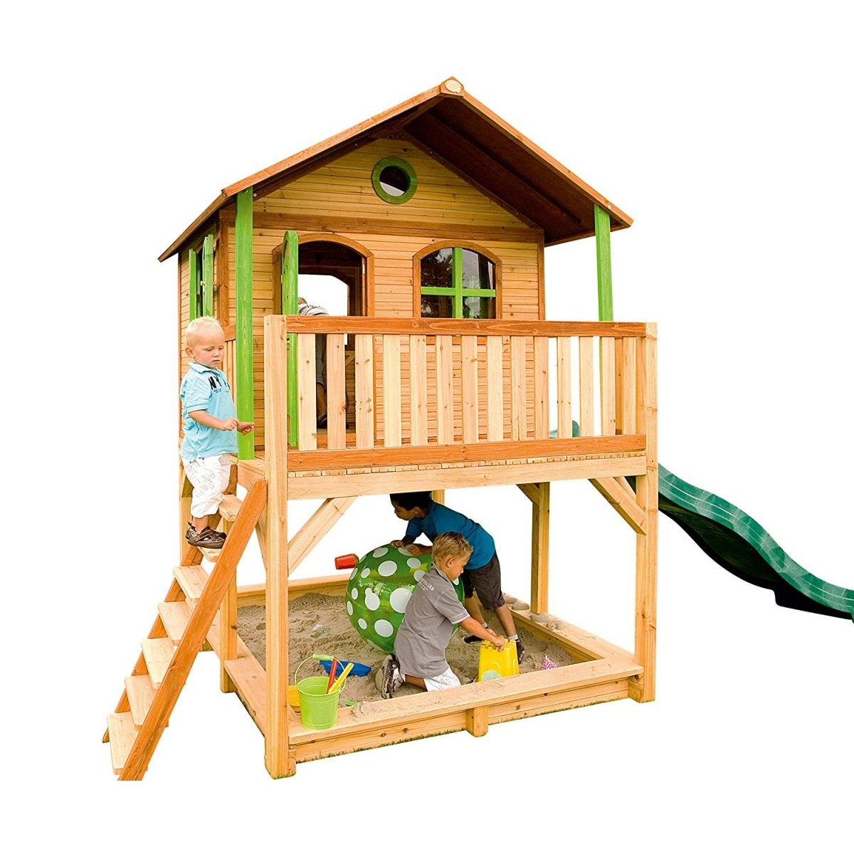 Spielhaus aus Holz mit Kindern, die drinnen und auf einer Rutsche spielen. Grüne Rutsche und Leiter.