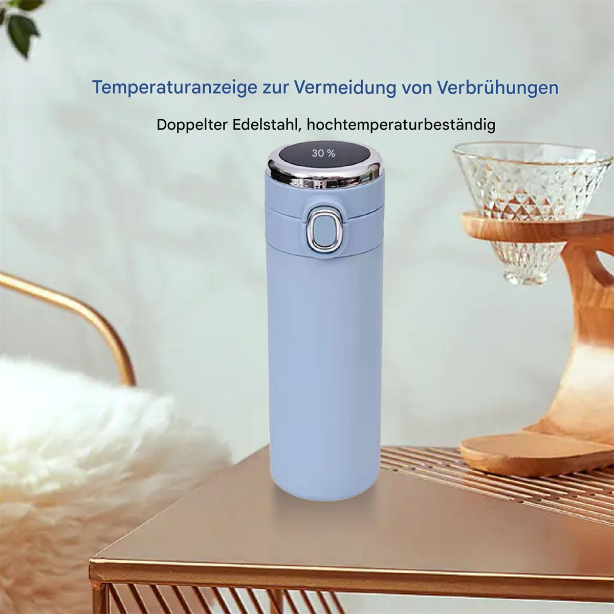 Eine blaue, isolierte Wasserflasche mit Temperaturanzeige, auf einem Tisch stehend.