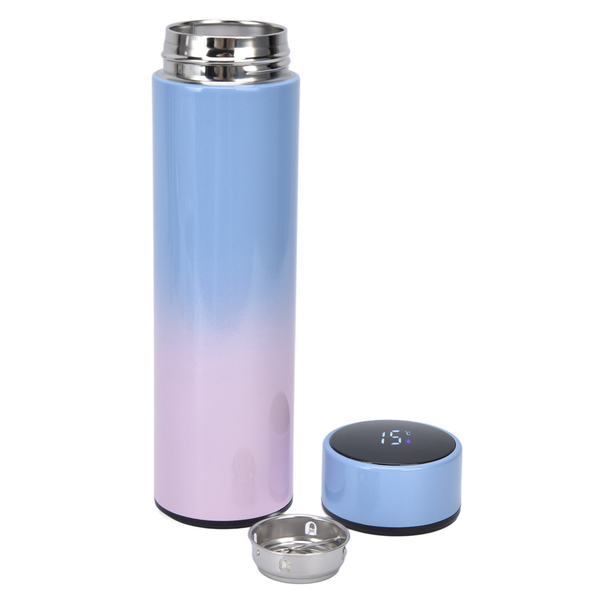 Blau-rosa Farbverlauf-Wasserflasche mit abgenommenem Deckel und einem kleinen Sieb.