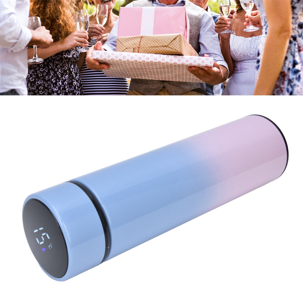 Eine blau-rosa Thermoskanne mit Digitalanzeige vor einer Menschenmenge, die Getränke und Geschenke hält.
