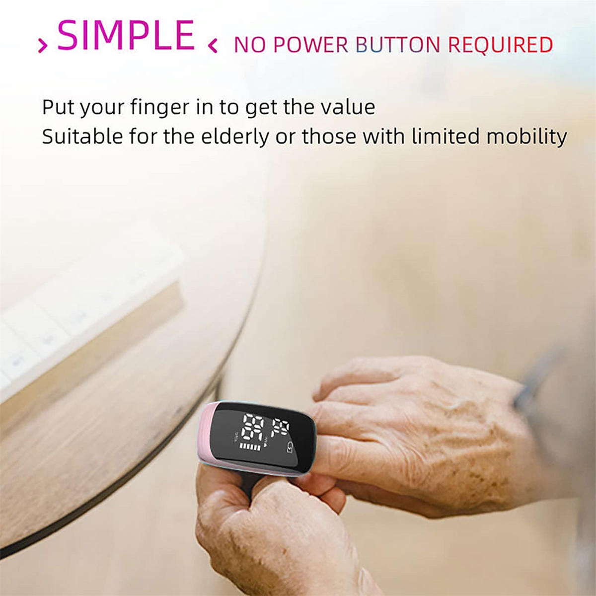 Eine Person, die ein Finger-Pulsoximeter benutzt. Das Gerät ist rosa und weiß und zeigt Zahlen auf dem Bildschirm.