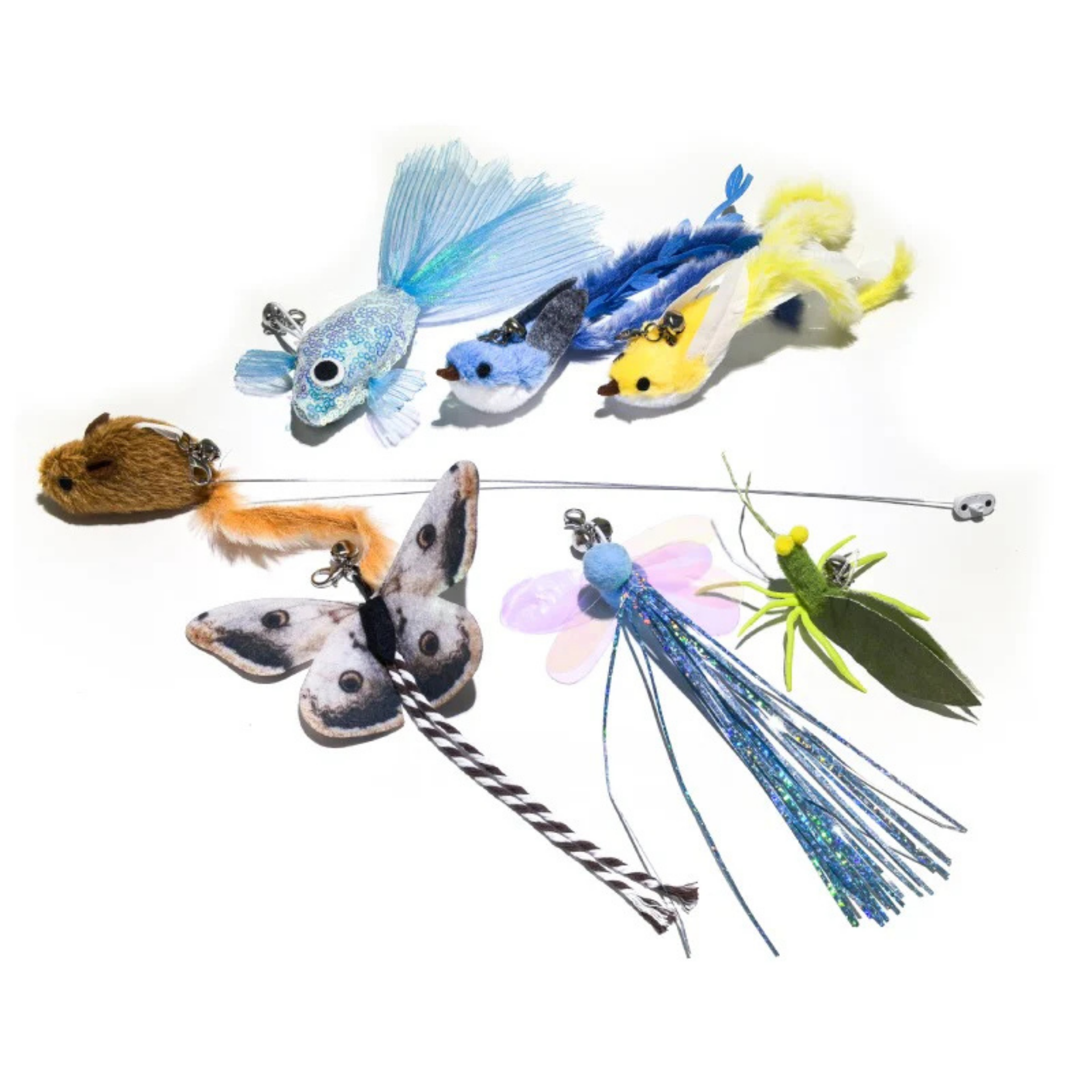 Eine Sammlung von Katzenspielzeug, darunter Vögel, Fische, eine Maus und ein Schmetterling.