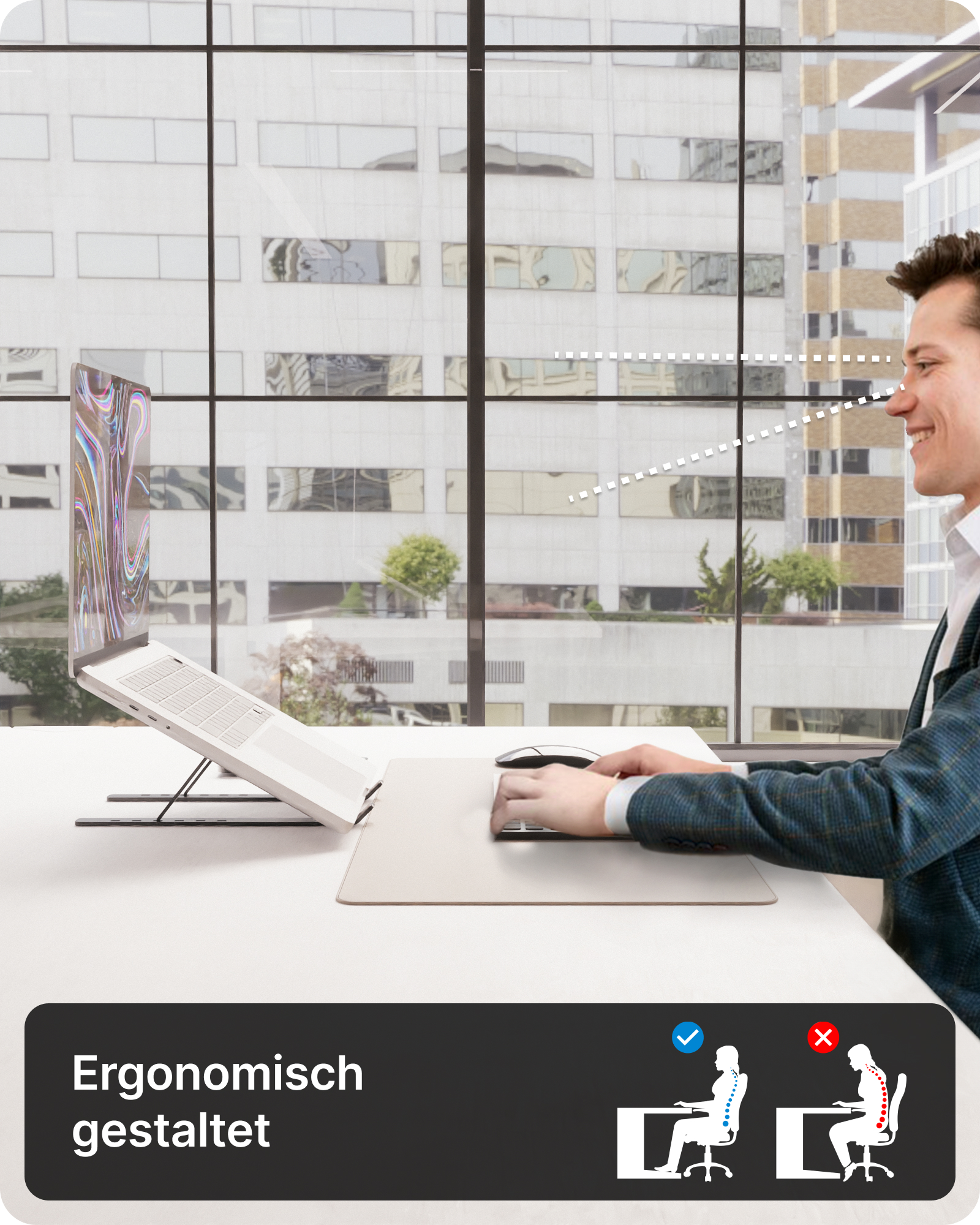 Mann arbeitet an Laptop mit Ständer, Frau und Fenster mit Stadtblick.