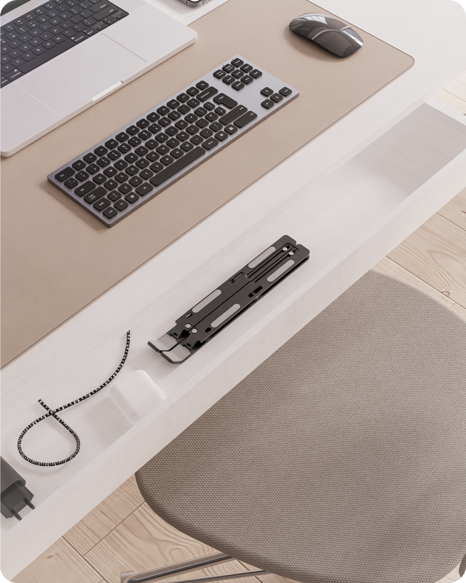 Ein Schreibtisch mit Tastatur, Maus und einem Schlitz mit einem schwarzen Gerät.