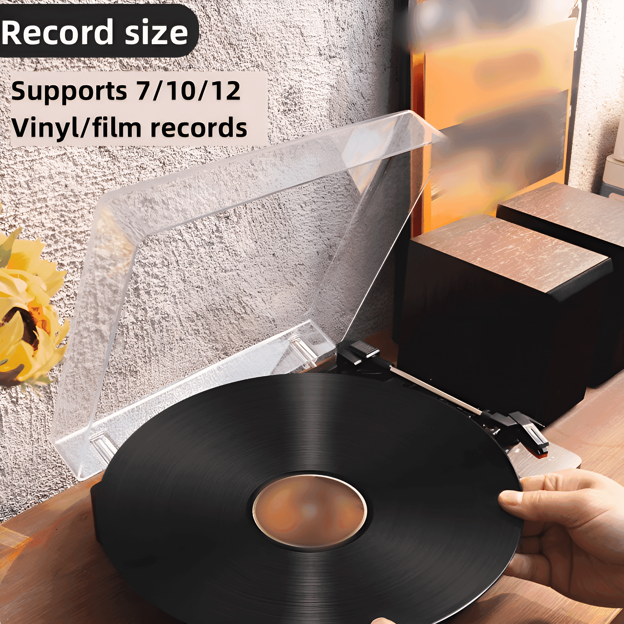 Eine schwarze Schallplatte auf einem Plattenspieler, eine Hand, die sie einstellt. Text: Plattengröße unterstützt 7/10/12 Vinyl-/Filmplatten.