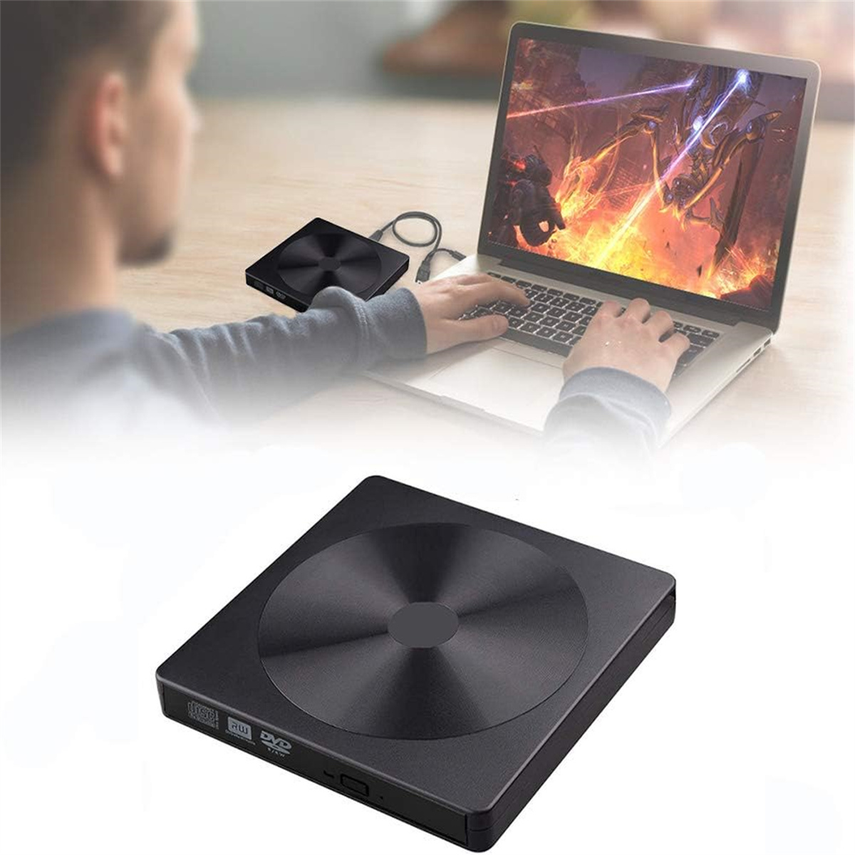 Person benutzt Laptop mit DVD-Laufwerk. Ein weiteres Laufwerk neben dem Laptop. Hintergrund unscharf.
