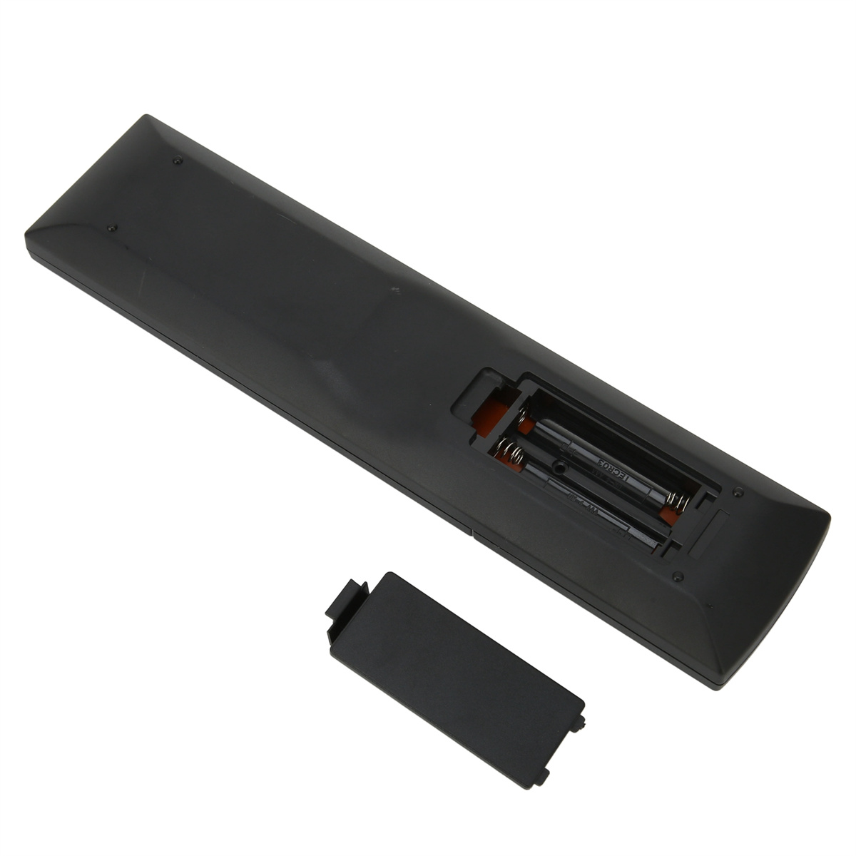 Schwarze Fernbedienung mit geöffnetem Batteriefach und sichtbaren Batterien.