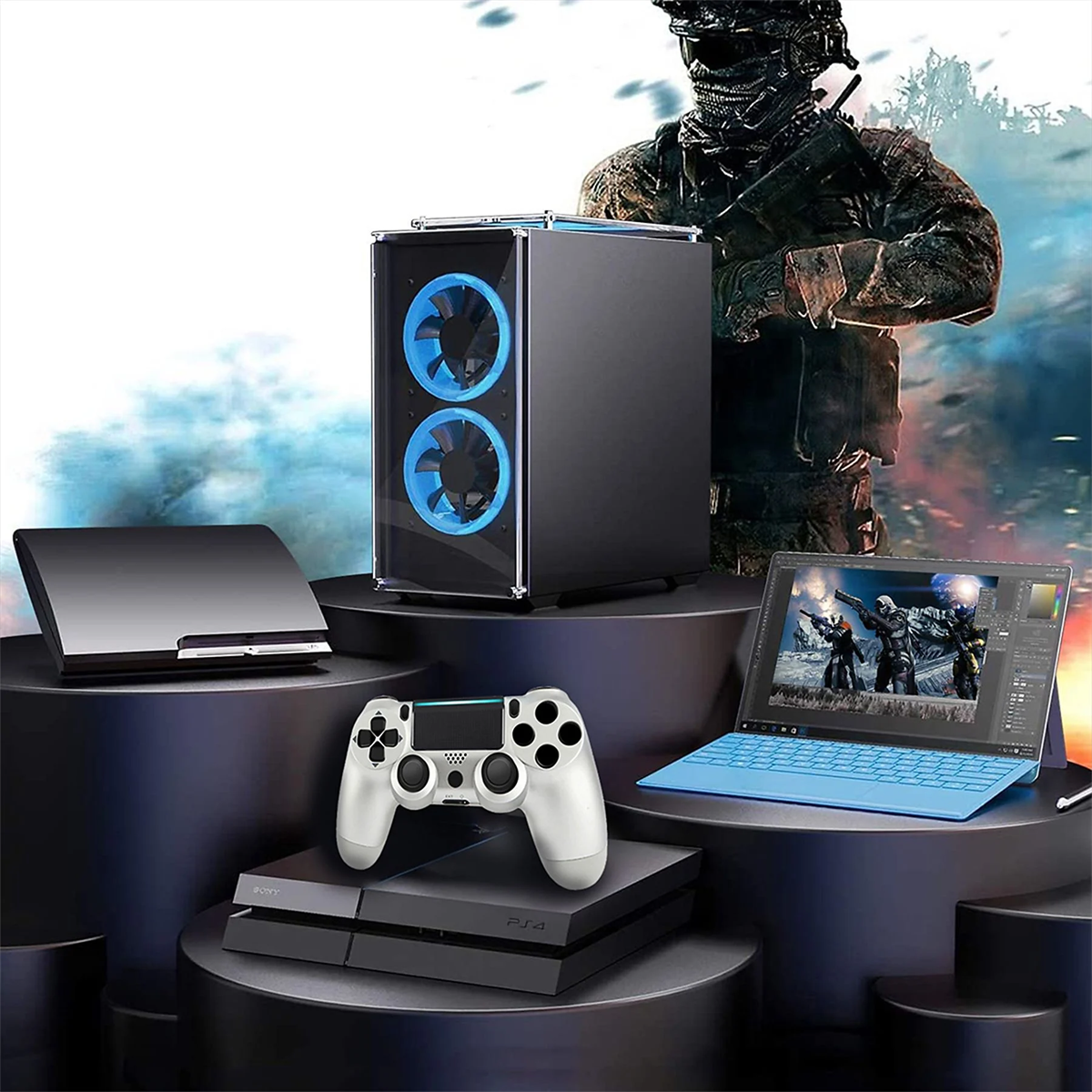 Gaming-Setup umfasst einen Desktop-PC, Spielkonsolen, Controller und einen Laptop mit Spielszene.