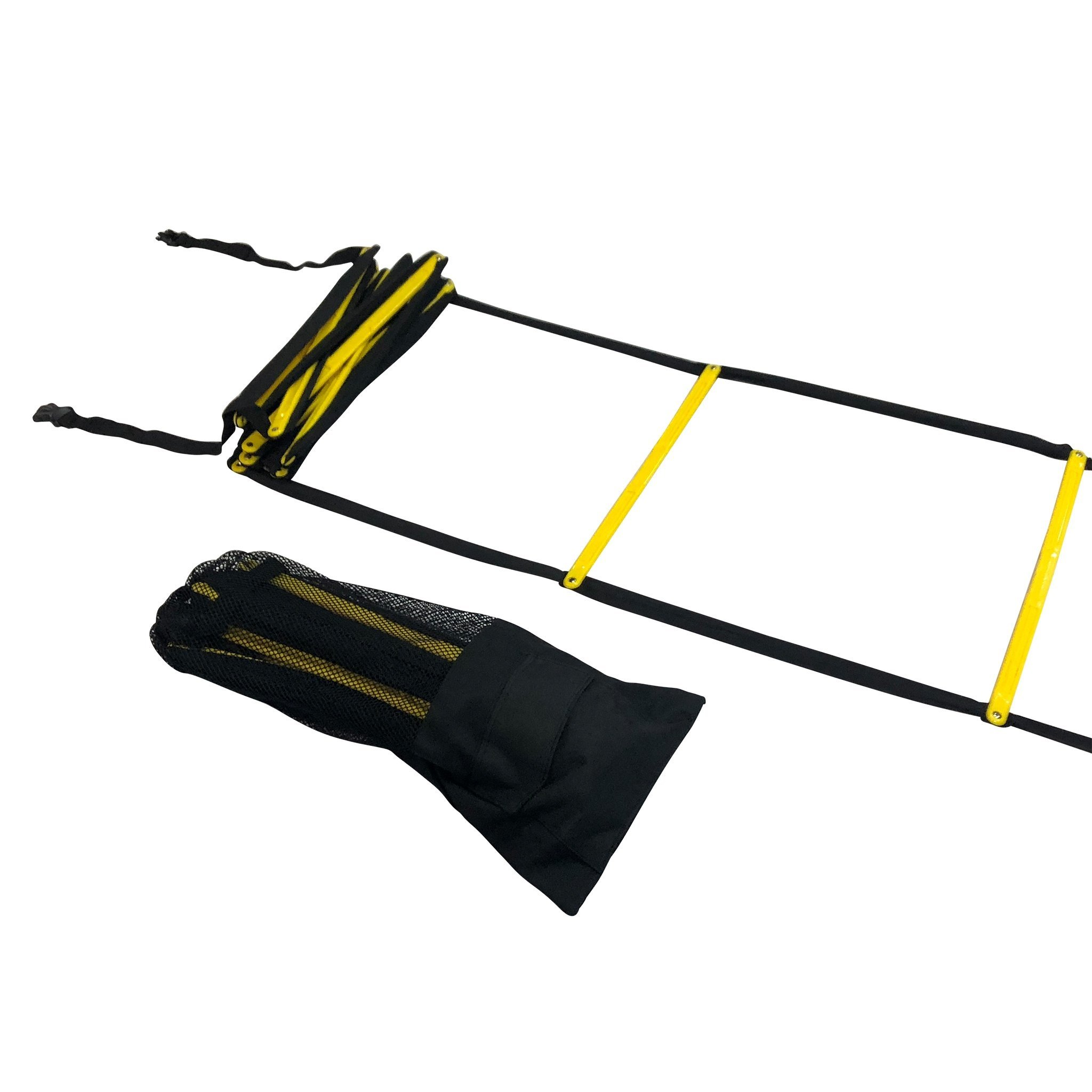 Échelle d'agilité noire avec des barreaux jaunes. Un sac noir est à côté.