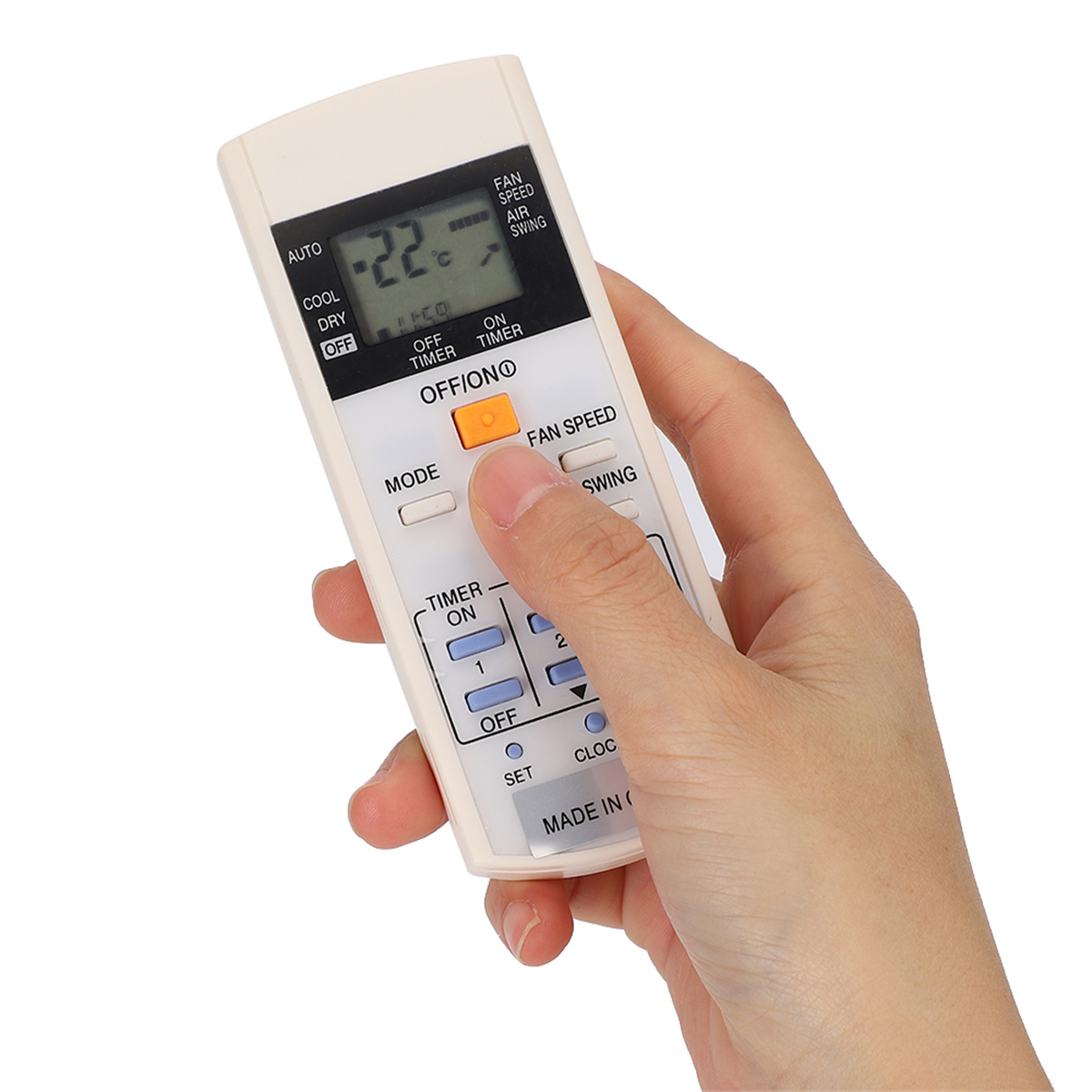 Hand hält eine weiße Fernbedienung. LCD-Bildschirm mit Temperatur und Einstellungen.