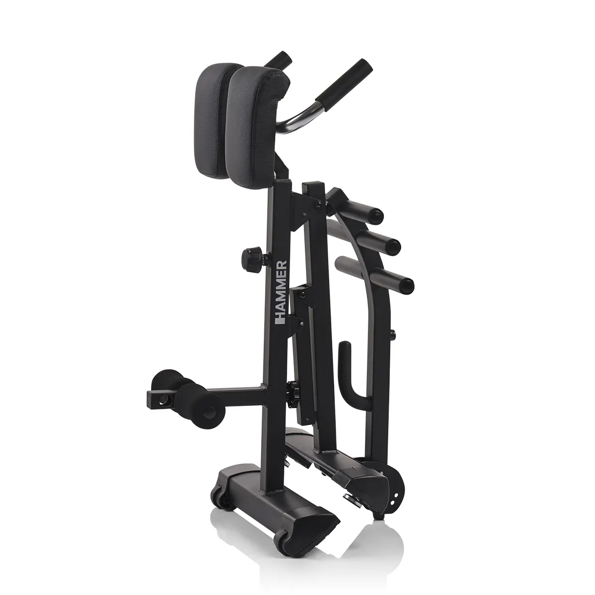 Eine schwarze HAMMER-Trainingsmaschine. Sie hat eine Rückenlehne, Griffe und Beinauflagen.