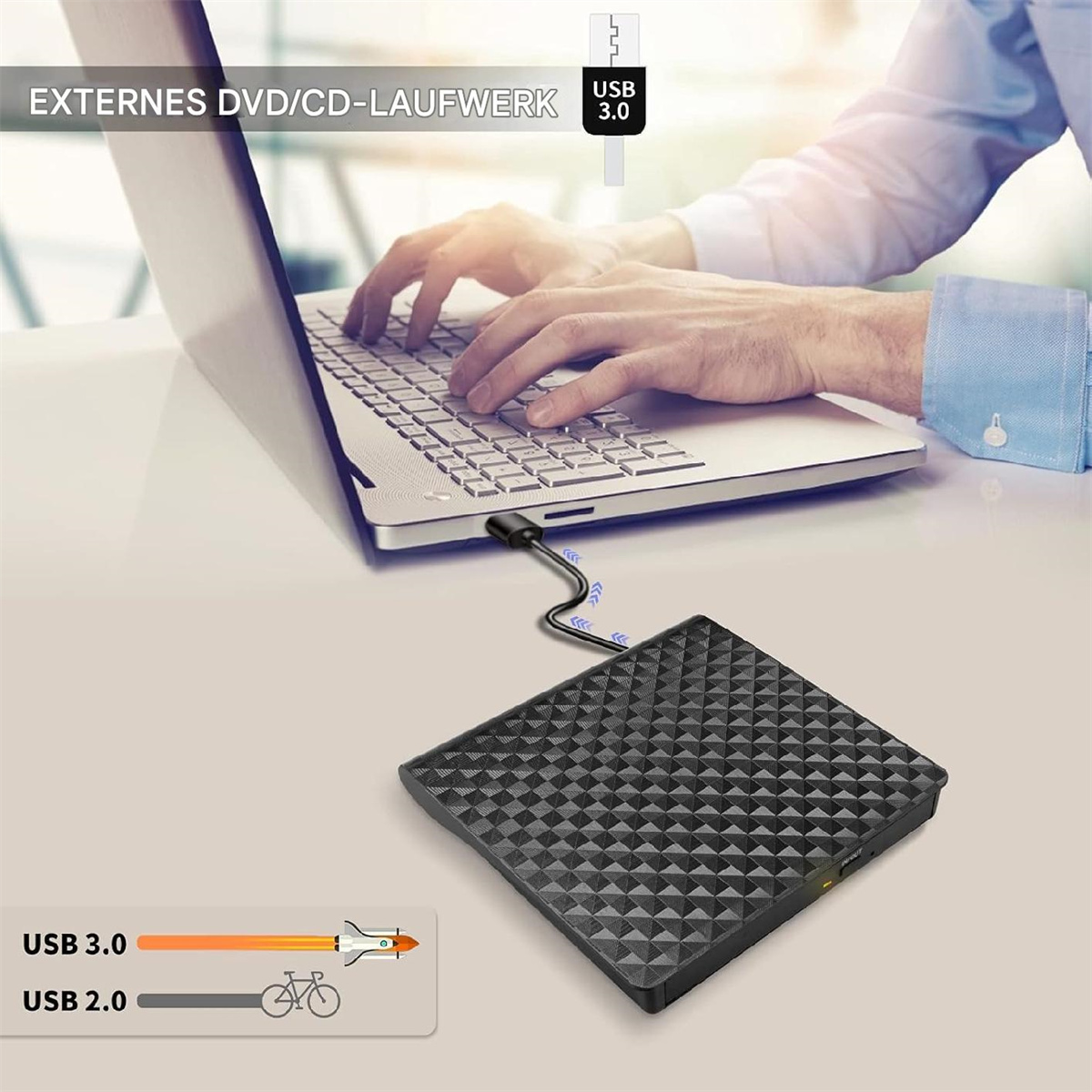 Ein Laptop, der mit einem USB-DVD-Laufwerk verbunden ist. Eine Person tippt. USB 3.0- und 2.0-Vergleich.