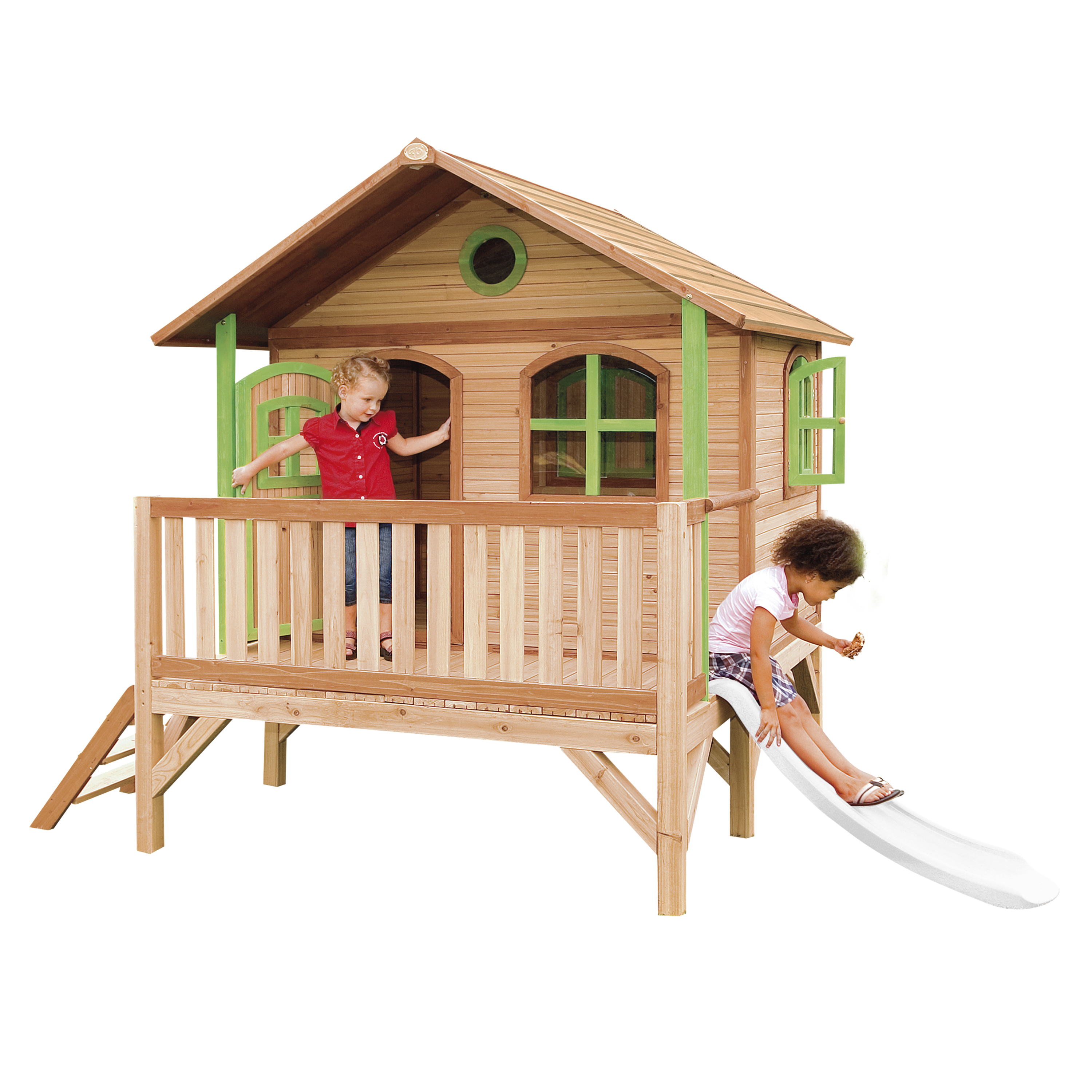 Kinderspielhaus aus Holz mit Rutsche. Zwei Kinder spielen. Grüne Verkleidung und eine Holzfassade.