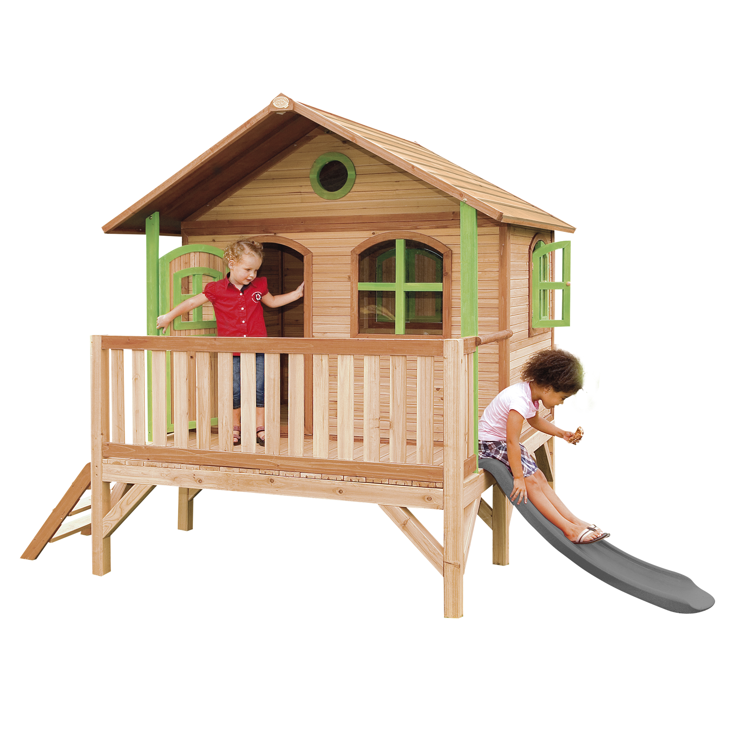 Spielhaus aus Holz mit spielenden Kindern. Zwei Kinder auf dem Deck und Rutsche. Weißer Hintergrund.