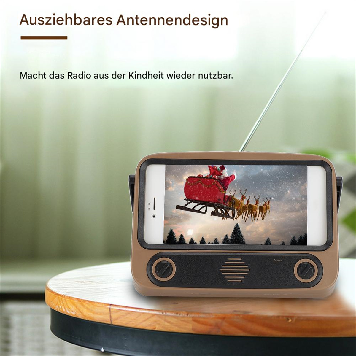 Retro-Radio mit Telefonbildschirm, der Weihnachtsmann und Rentiere zeigt. Antenne sichtbar. Beiges Gehäuse.